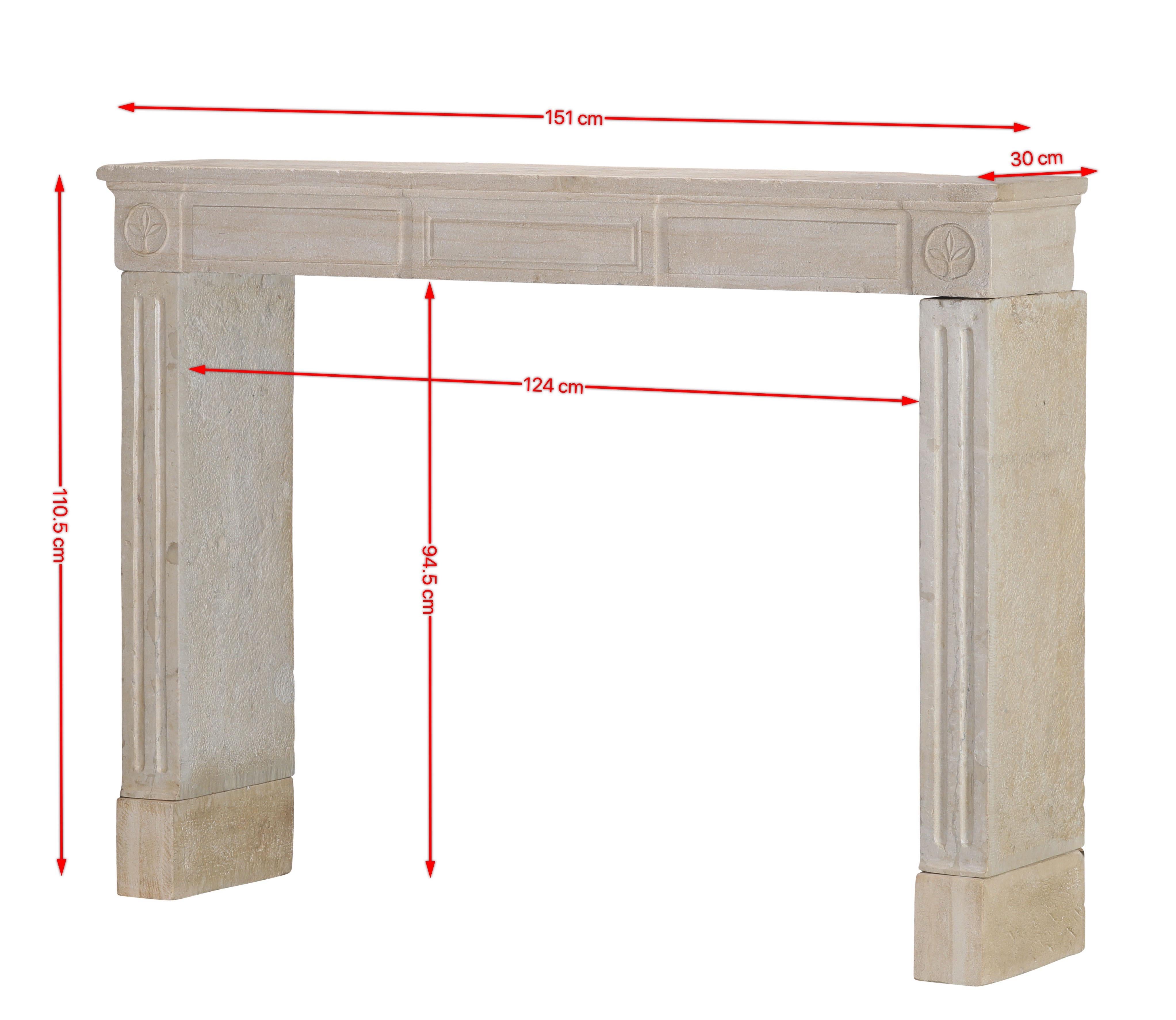 Cornice per camino provenzale francese senza tempo, risalente al XVIII secolo. I dettagli autentici delle foglie sul pezzo anteriore sono tipici della provenienza campagnarda. 
Luigi XVI Stile e periodo.
Dimensioni:
151 cm Larghezza esterna 59,45