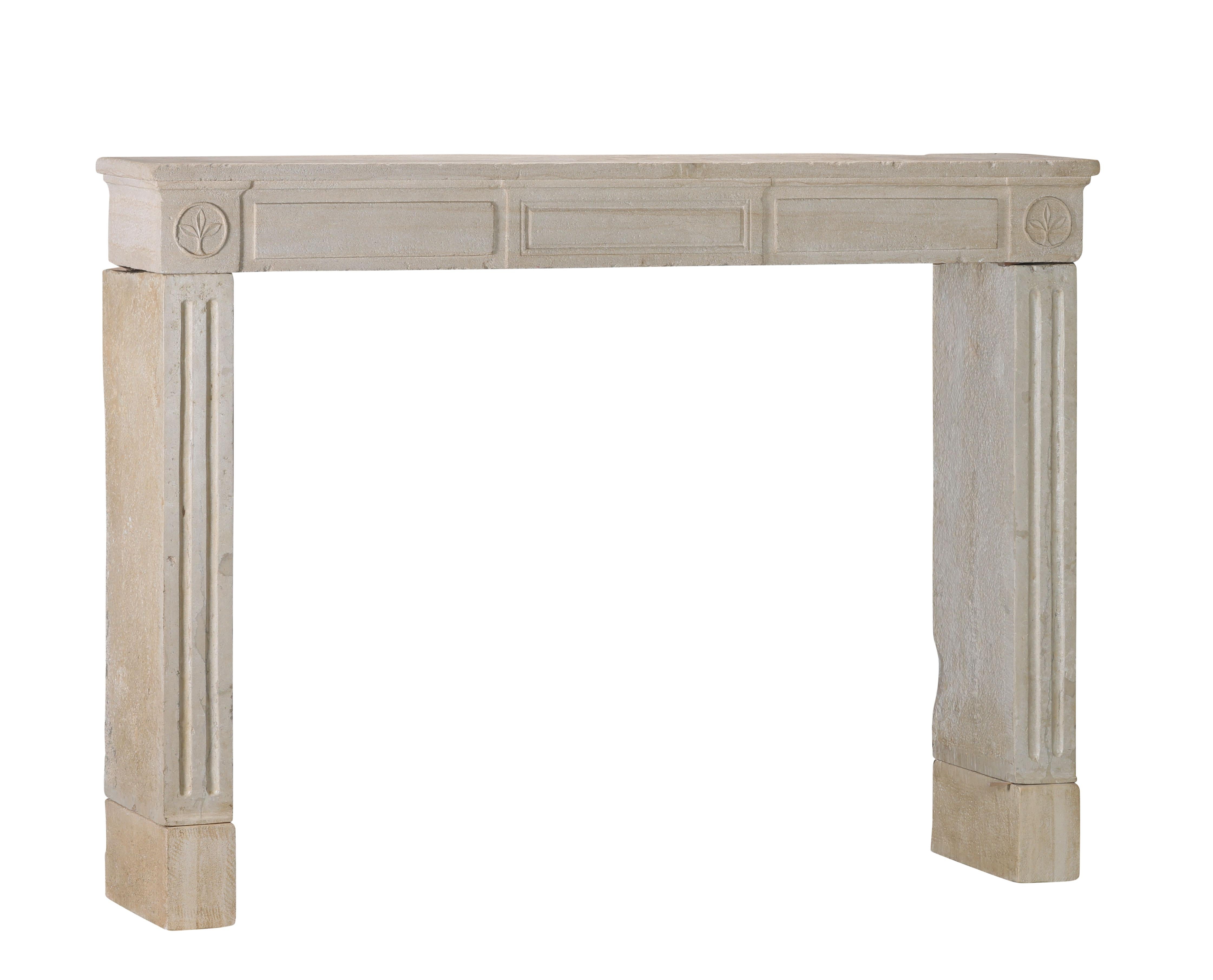 Cornice per caminetto in pietra calcarea francese del XVIII secolo in stile Luigi XVI in vendita 12