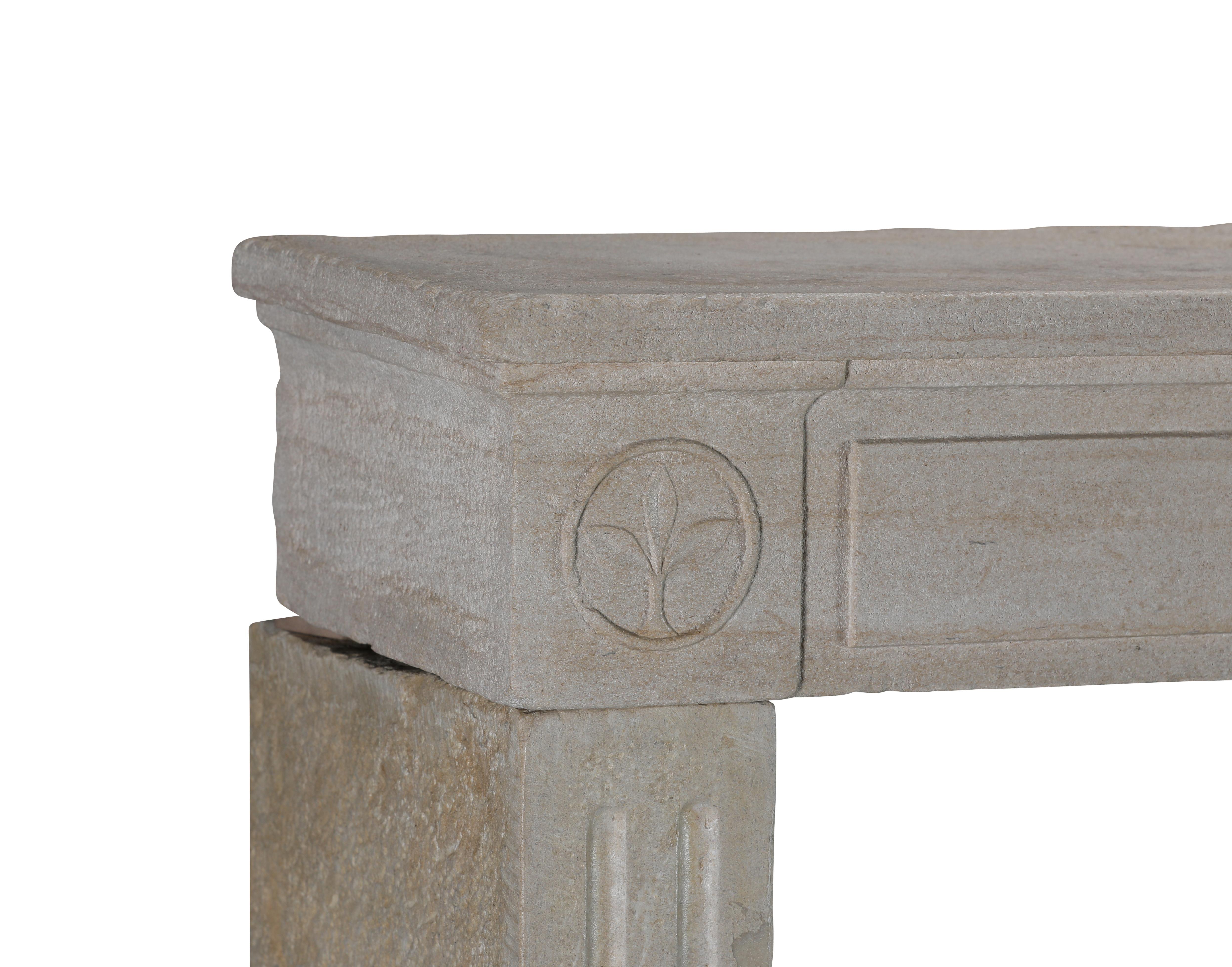 Francese Cornice per caminetto in pietra calcarea francese del XVIII secolo in stile Luigi XVI in vendita