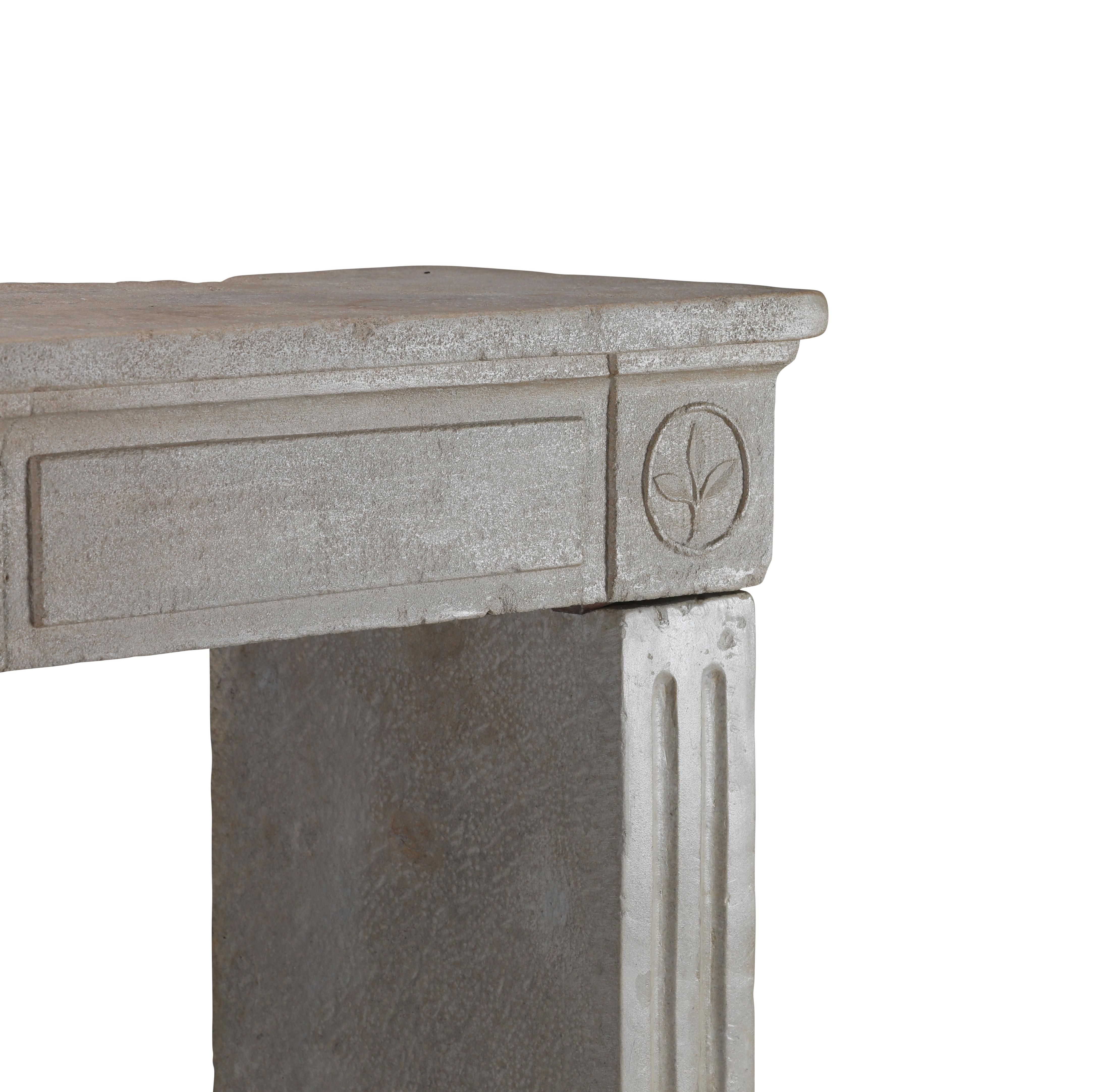Calcare Cornice per caminetto in pietra calcarea francese del XVIII secolo in stile Luigi XVI in vendita