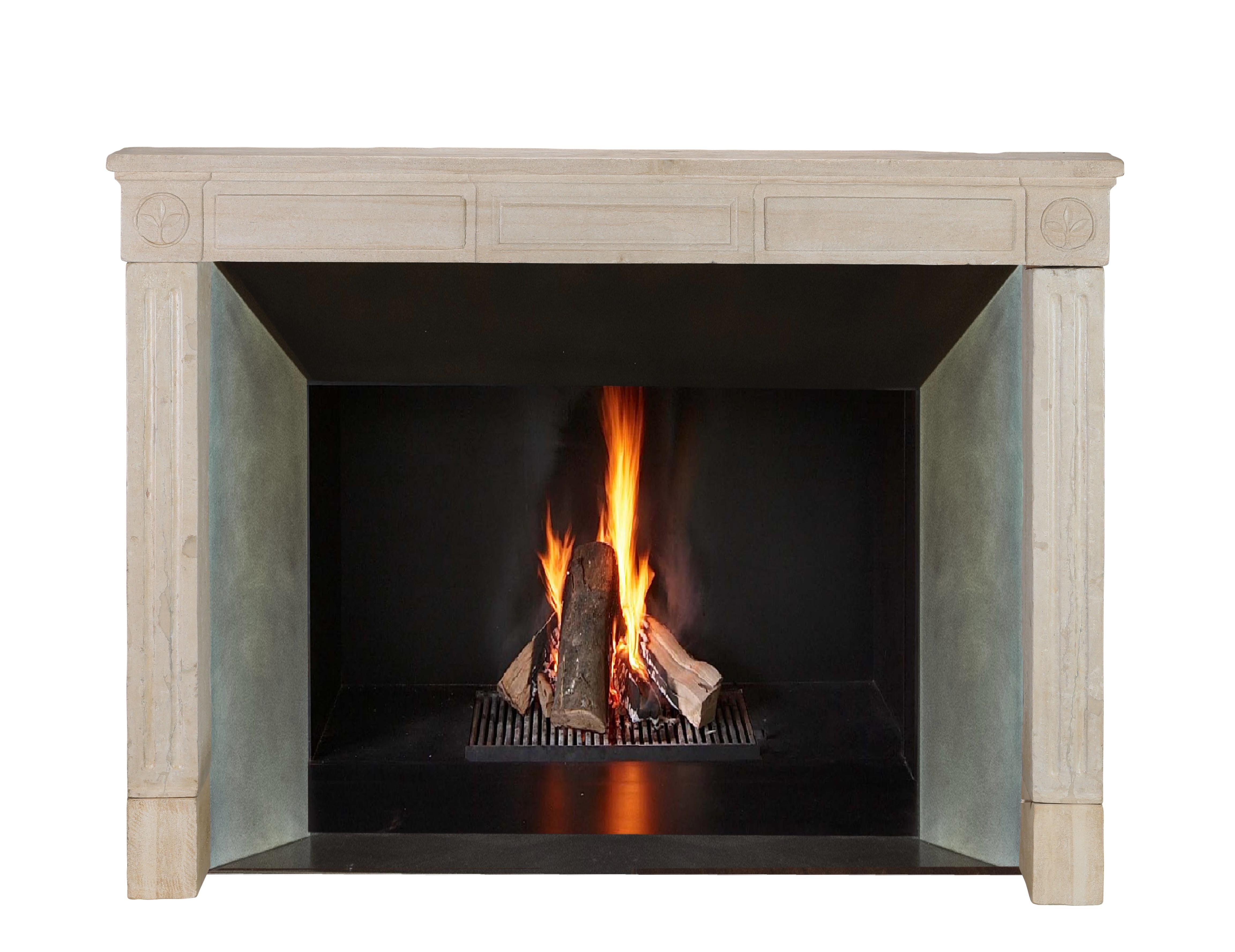 Cornice per caminetto in pietra calcarea francese del XVIII secolo in stile Luigi XVI in vendita 1