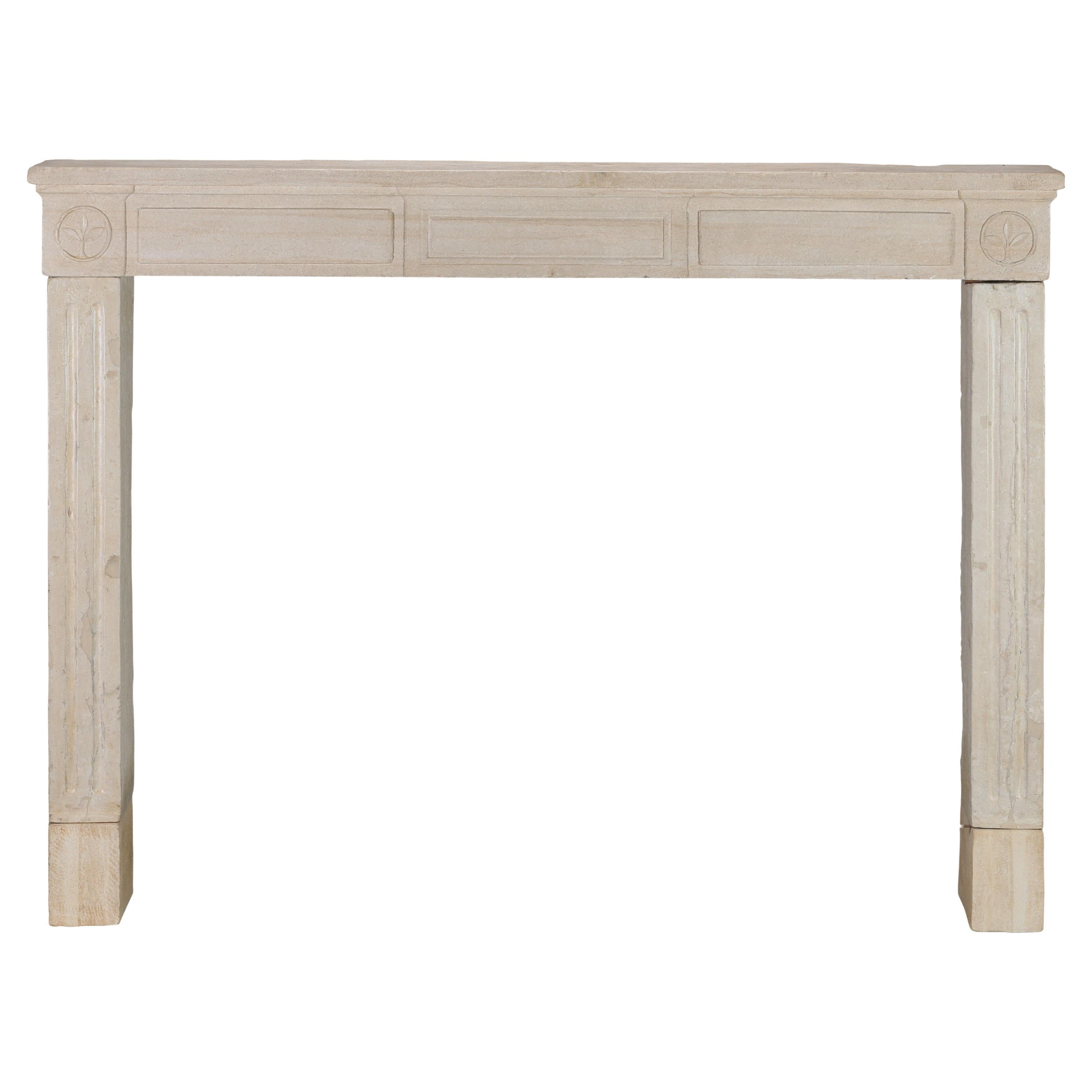 Cornice per caminetto in pietra calcarea francese del XVIII secolo in stile Luigi XVI in vendita