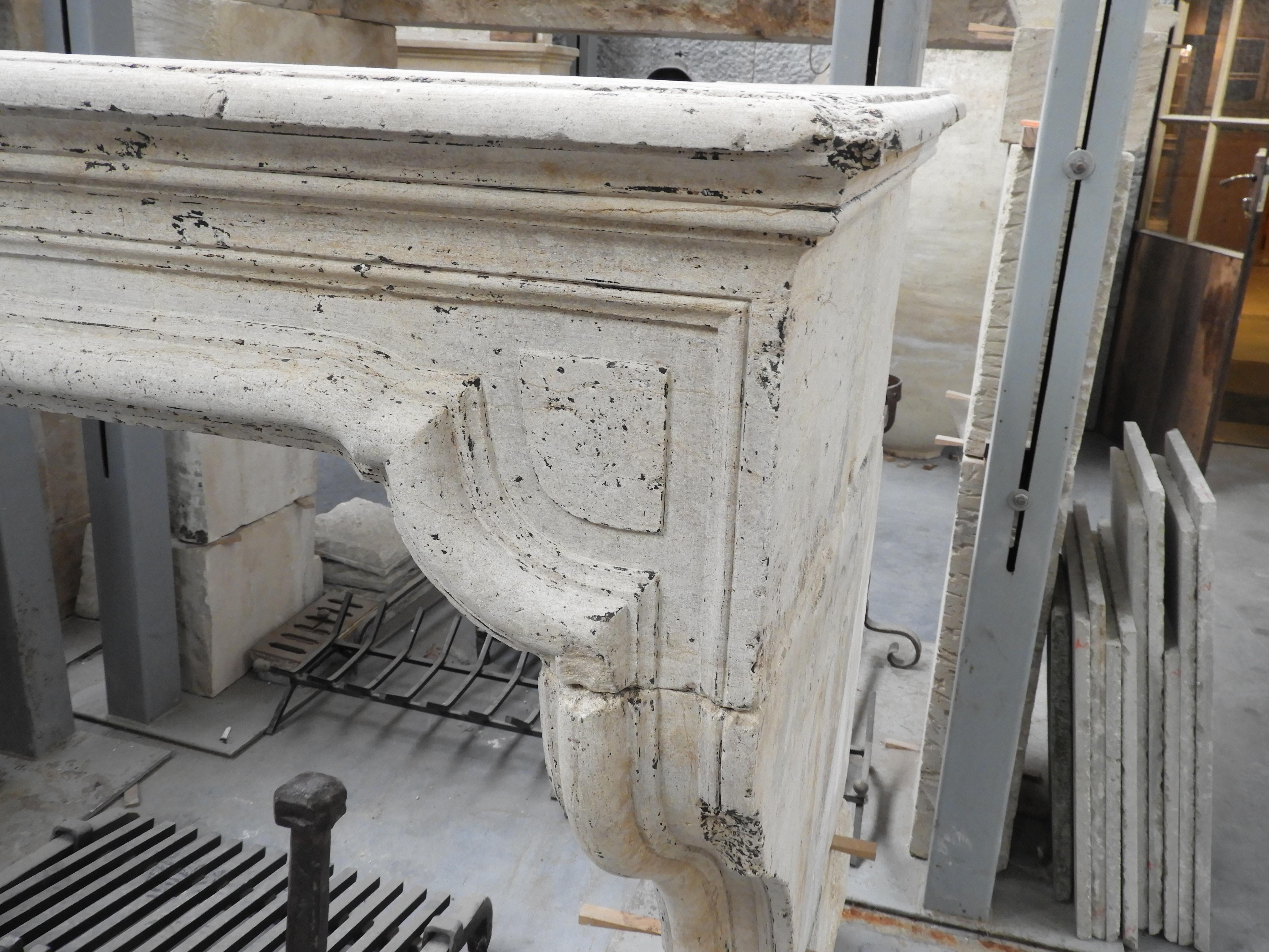 18th Century French Limestone Louis XIV Fireplace In Good Condition For Sale In Zedelgem, BE