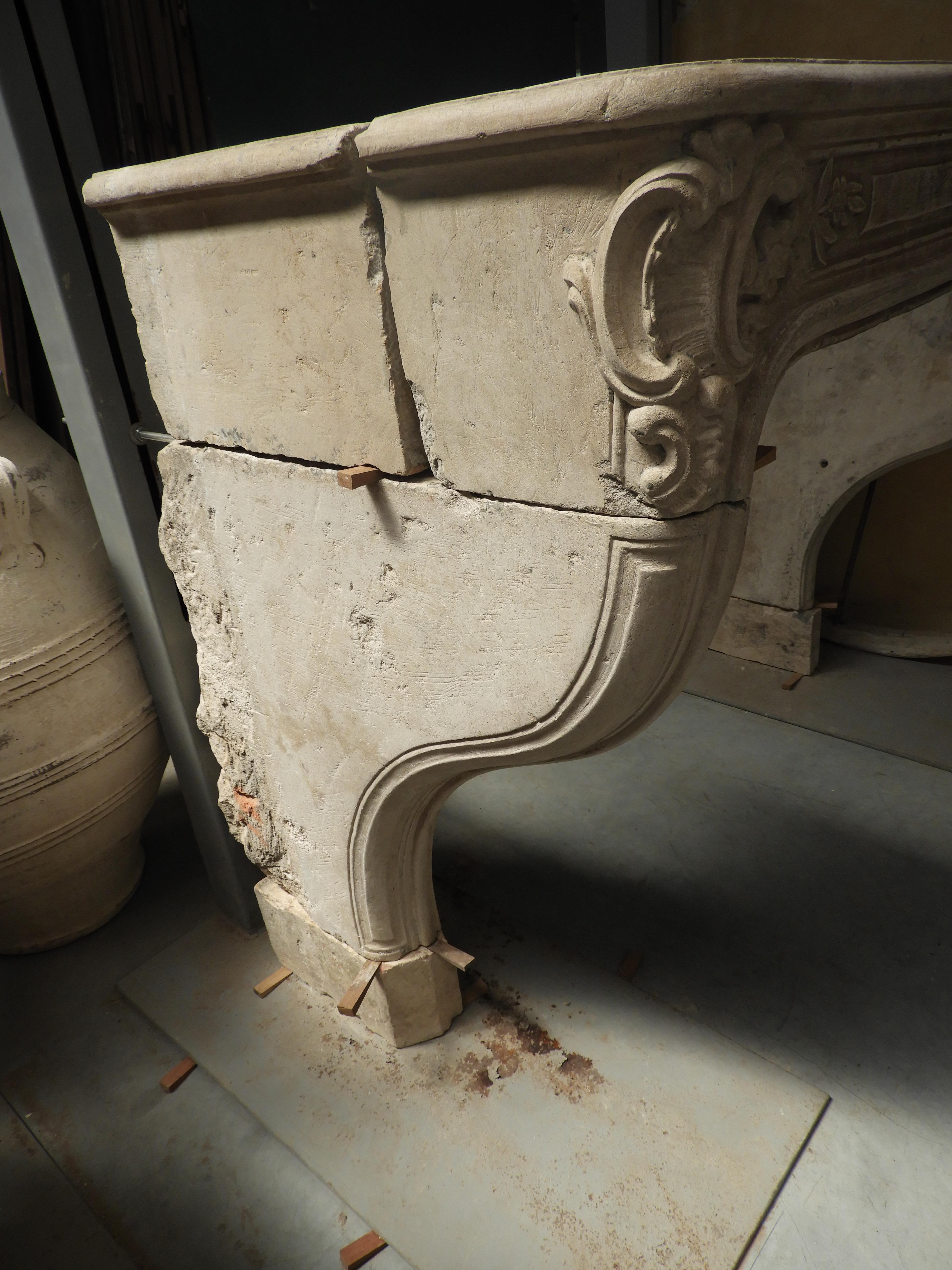 18th Century French Limestone Louis XV Fireplace In Excellent Condition For Sale In Zedelgem, BE