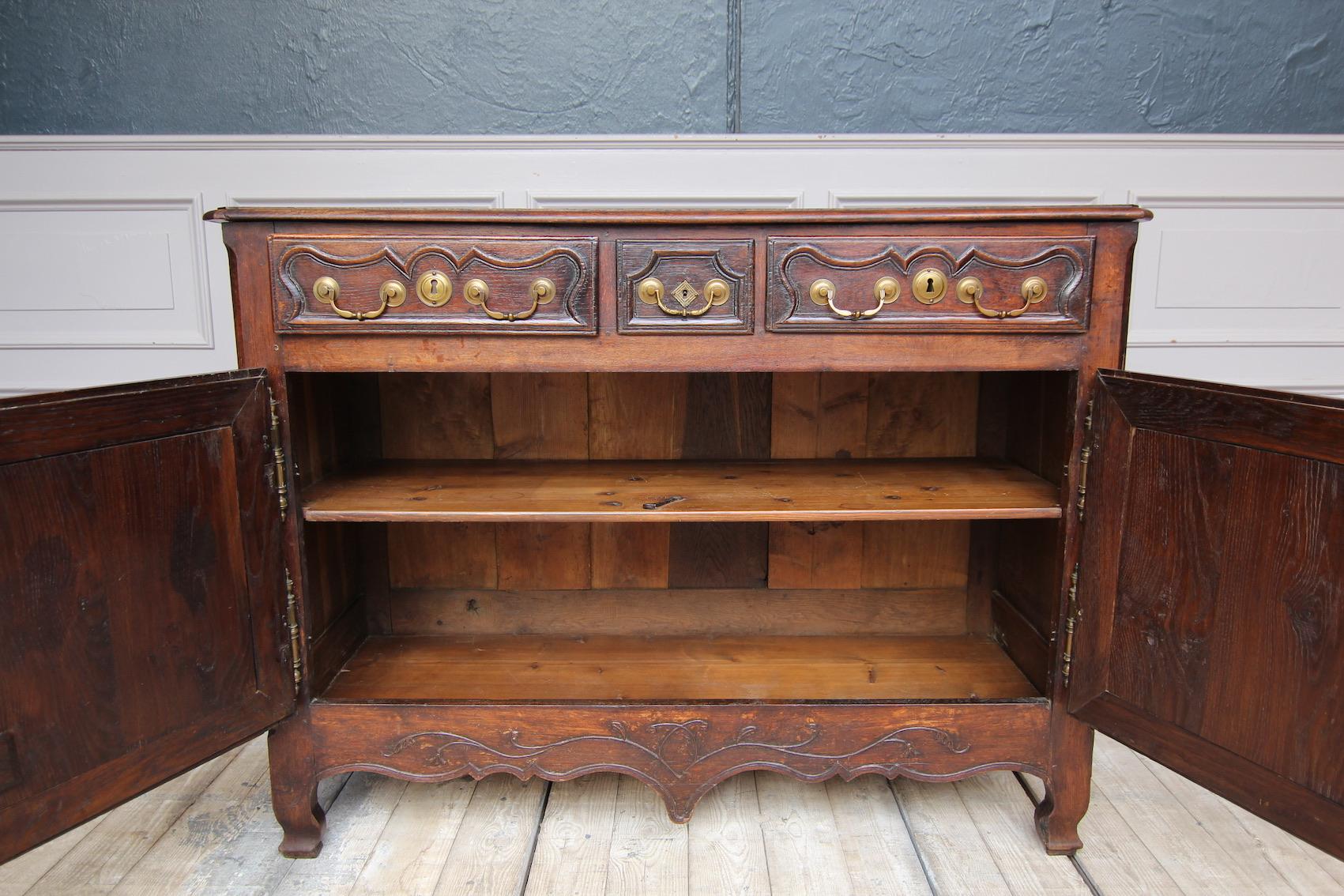 18th Century French Lorraine Sideboard Made of Oak In Good Condition In Dusseldorf, DE
