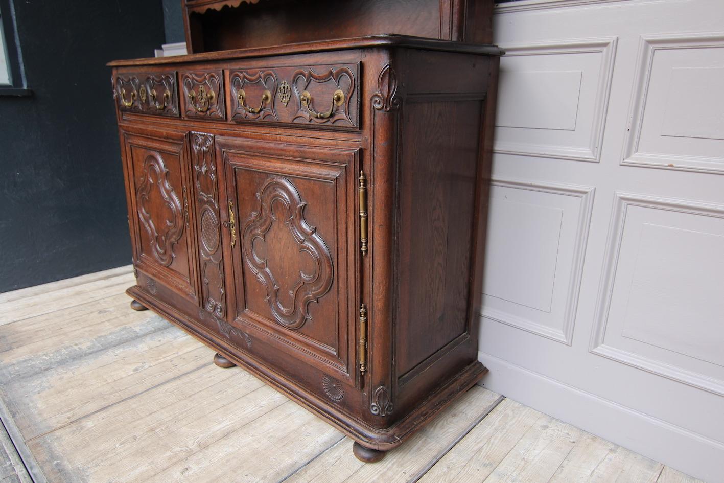 Hand-Carved 18th Century French Lorraine Vaisselier Buffet Made of Oak