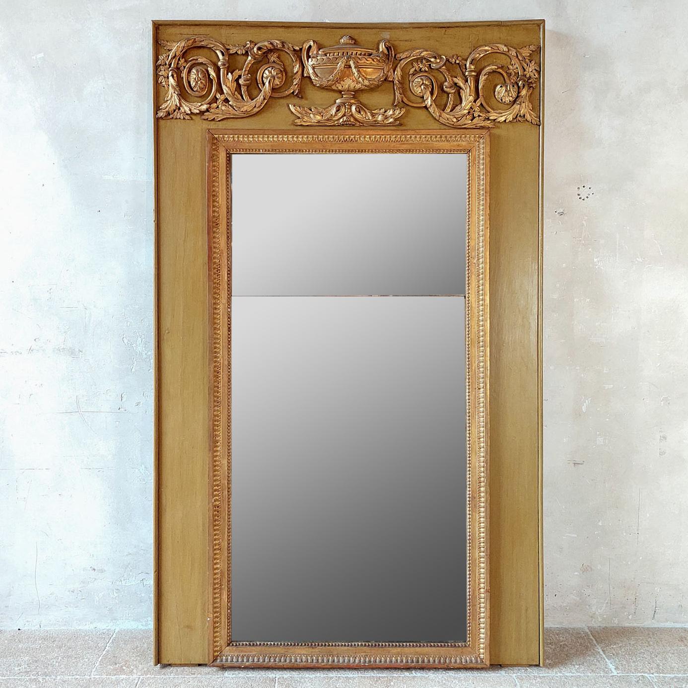 Louis Seize Trumeau-Spiegel aus dem 18. Jahrhundert. Dieser antike Kaminsims-Spiegel mit vergoldetem Rand und Ornamenten hat eine ockergelbe/grüne Patina und originales zweiteiliges Mercure-Spiegelglas aus dem 18.

H 195 x B 119 cm