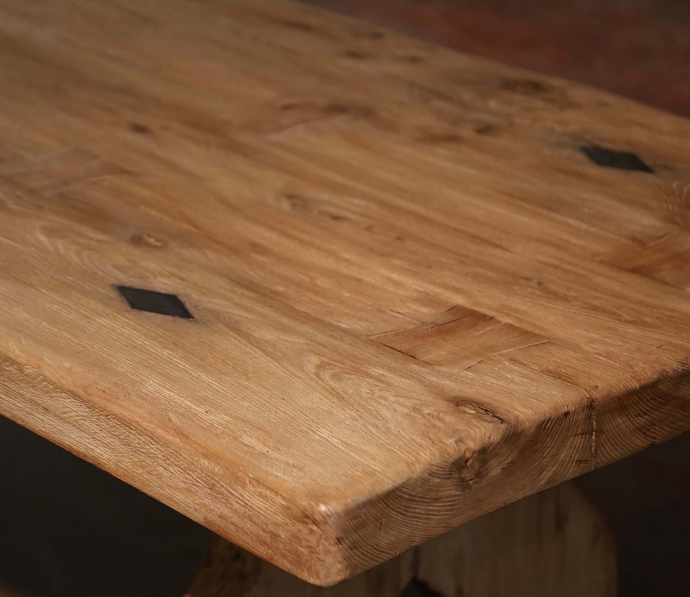 Mesa caballete de refectorio de roble blanqueado tallado Luis XIII francés del siglo XVIII Blanqueado en venta