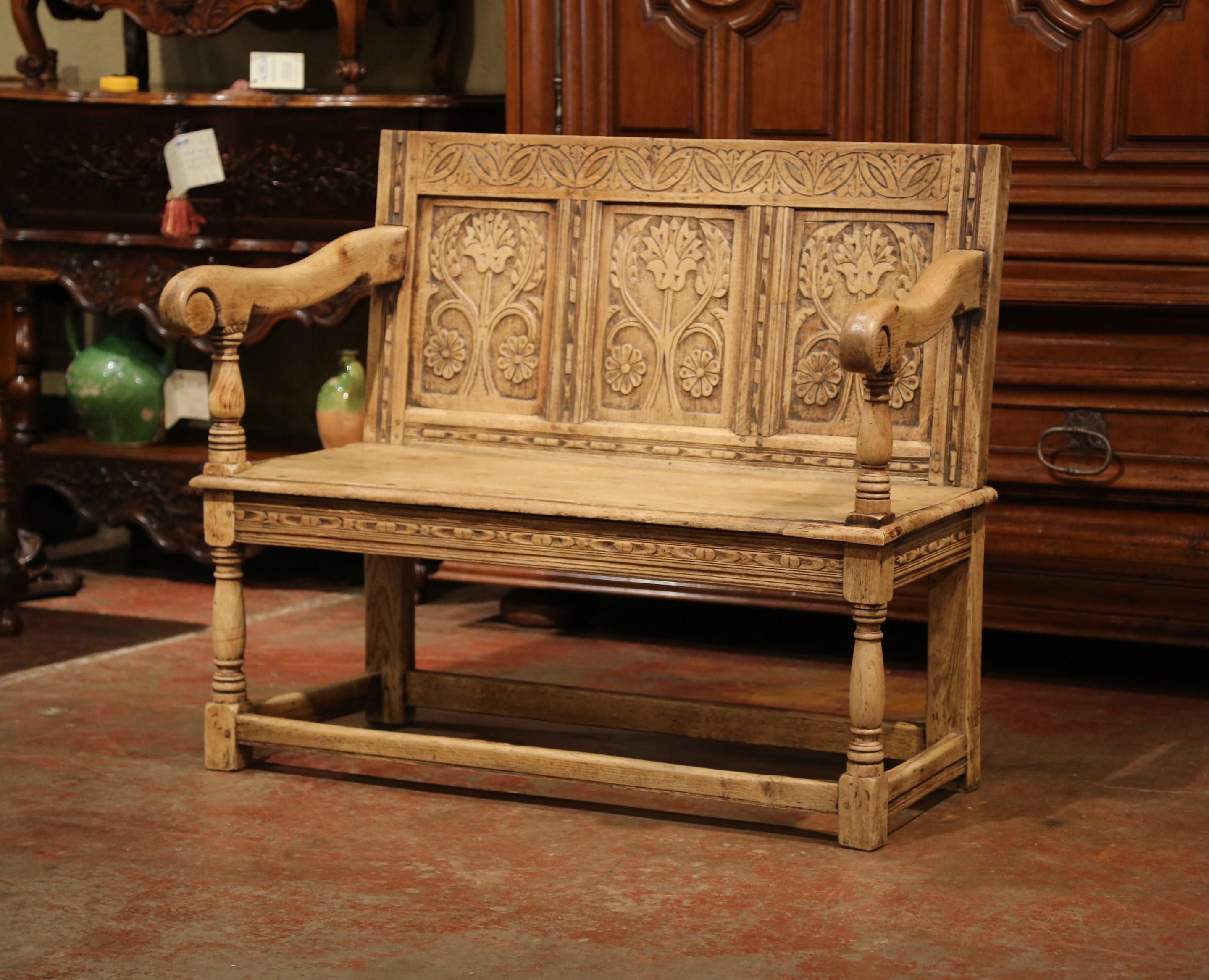 18th Century French Louis XIII Carved Oak Bench with Foliage Motif In Excellent Condition In Dallas, TX