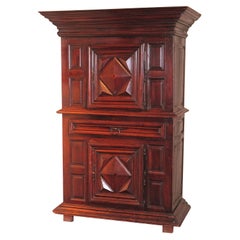Armoire Louis XIII du XVIIIe siècle en noyer sculpté avec décoration en forme de losange