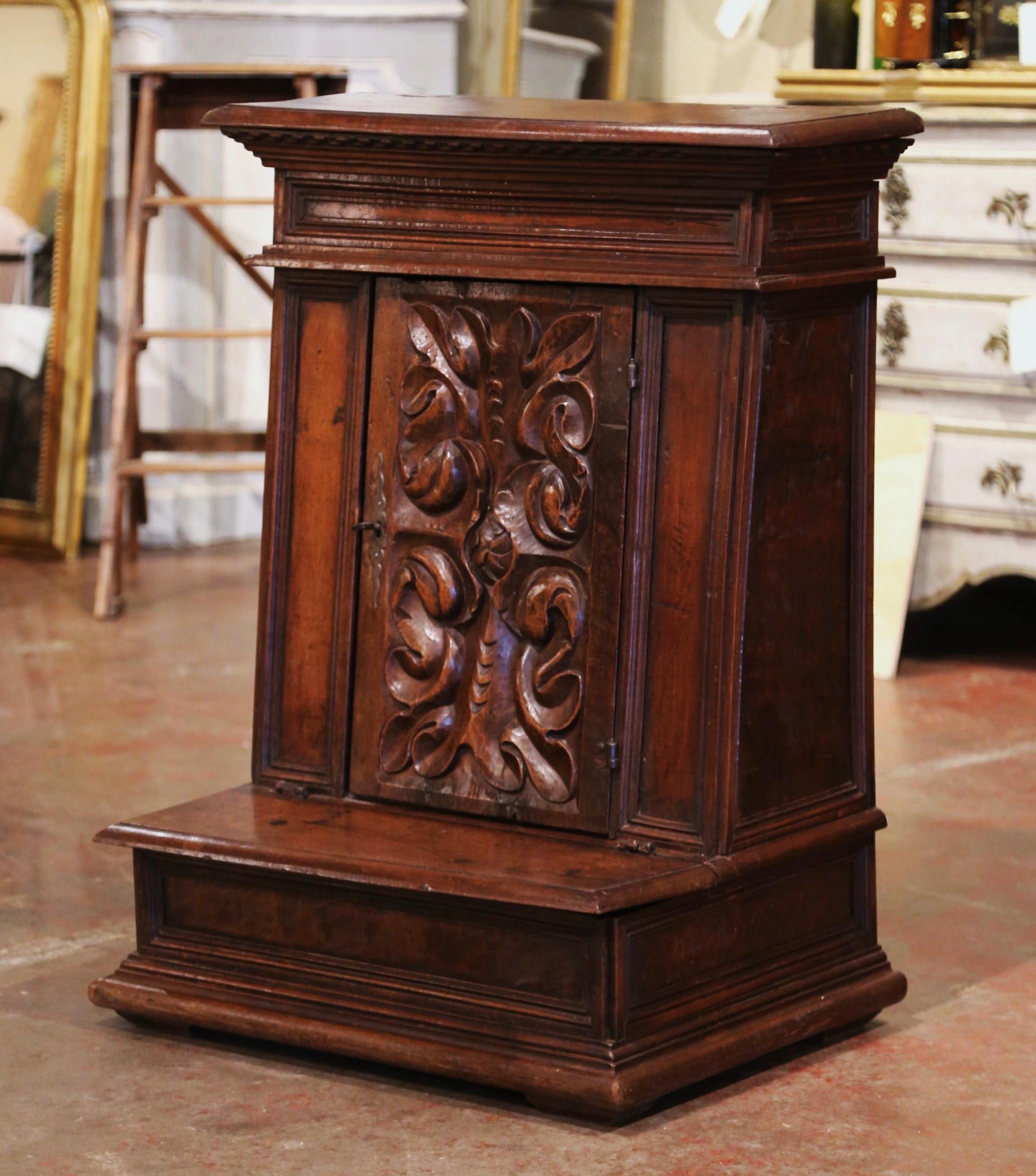 18th Century French Louis XIII Carved Walnut Prie-Dieu Prayer Kneeler In Excellent Condition In Dallas, TX