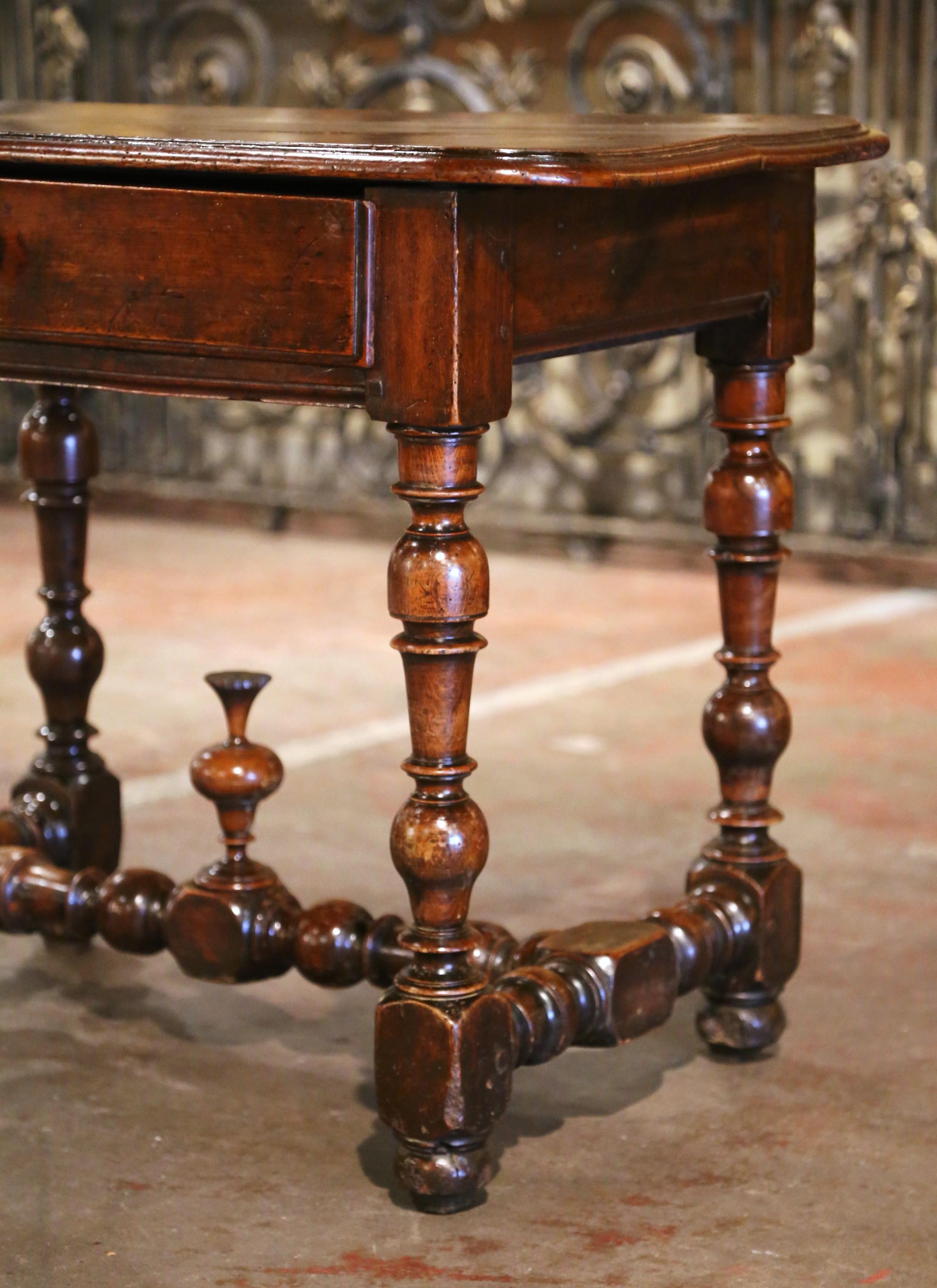 Cette élégante table d'appoint antique permet d'ajouter une surface fonctionnelle supplémentaire à votre salon ou à votre DEN. Fabriquée dans la région du Périgord vers 1780, en noyer et en hêtre, la table d'appoint repose sur des pieds tournés se
