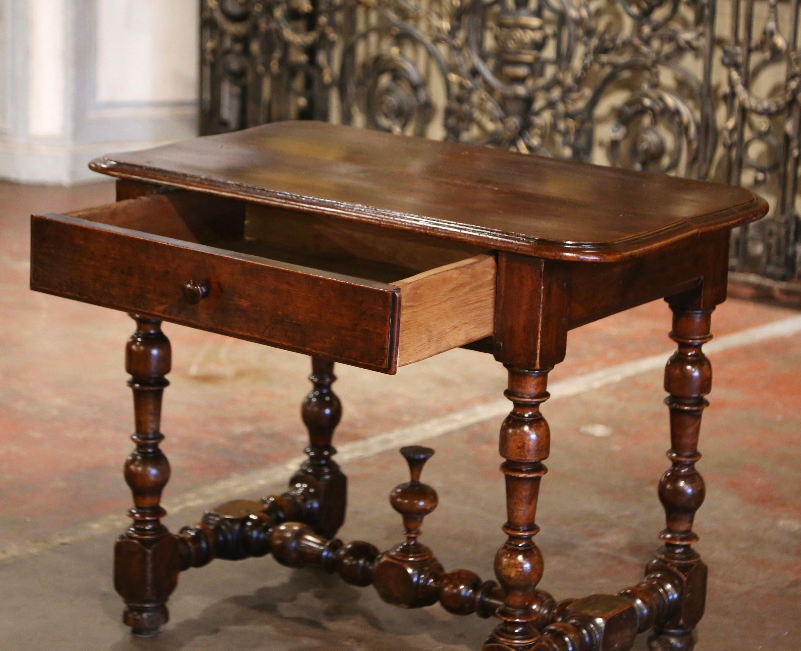 Français Table d'appoint à tiroir en noyer sculpté Louis XIII du XVIIIe siècle en vente