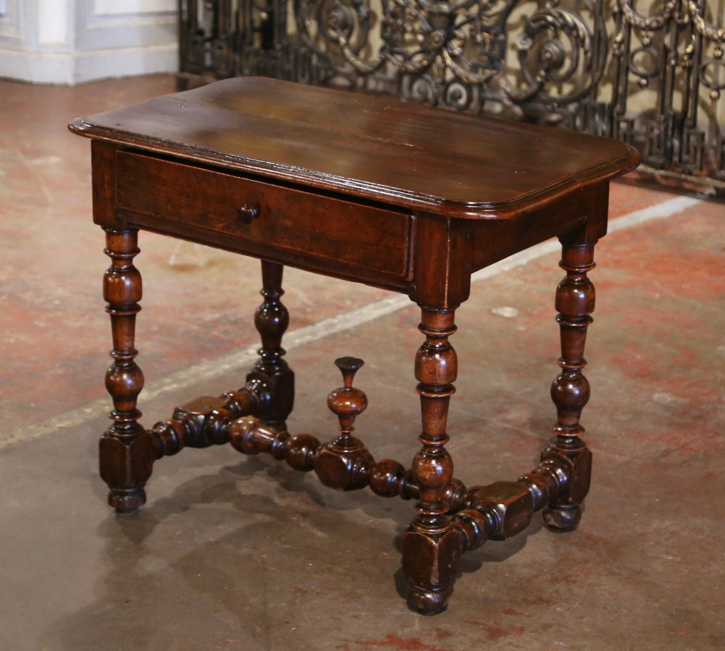 Table d'appoint à tiroir en noyer sculpté Louis XIII du XVIIIe siècle Excellent état - En vente à Dallas, TX