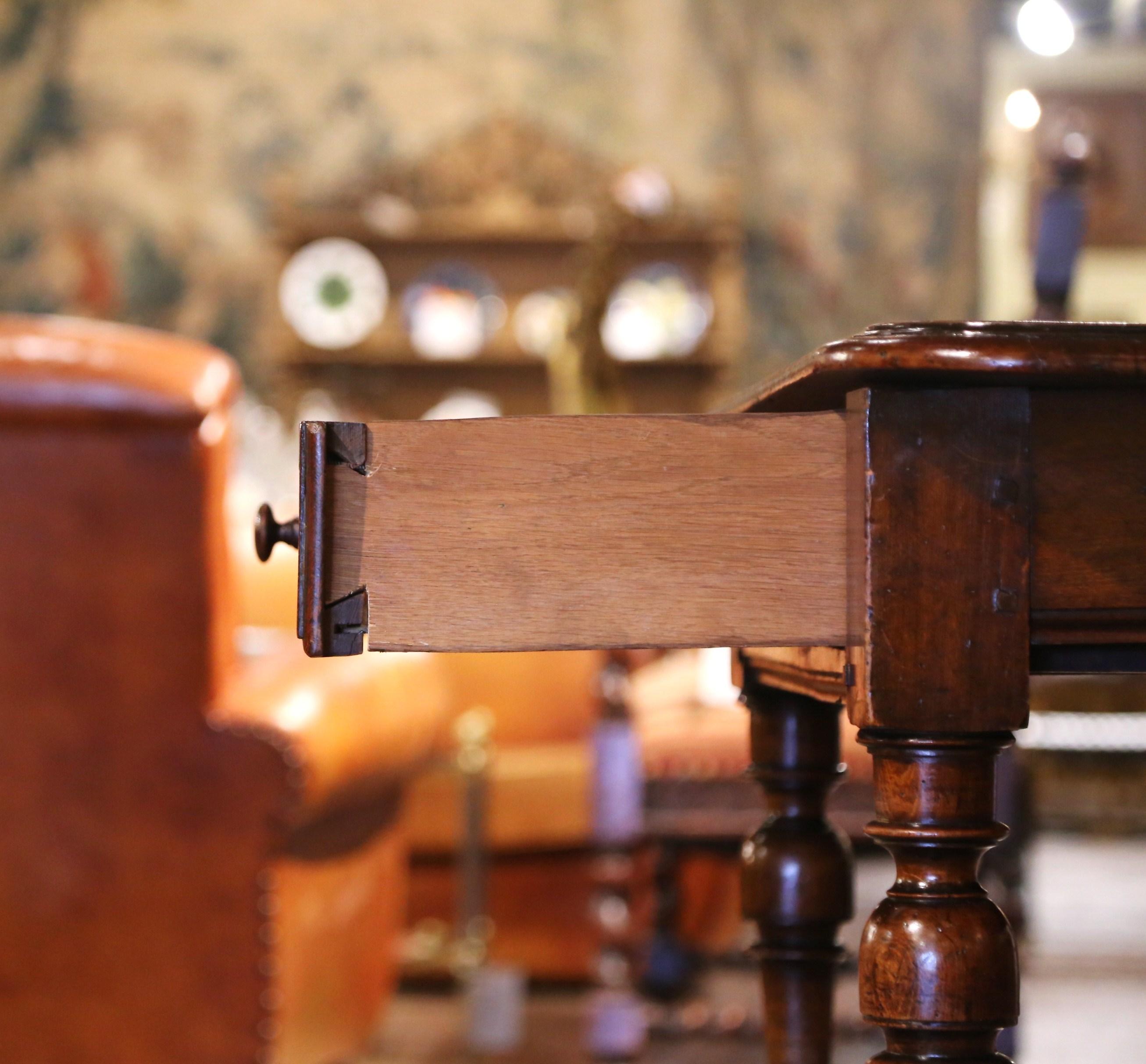 Hêtre Table d'appoint à tiroir en noyer sculpté Louis XIII du XVIIIe siècle en vente