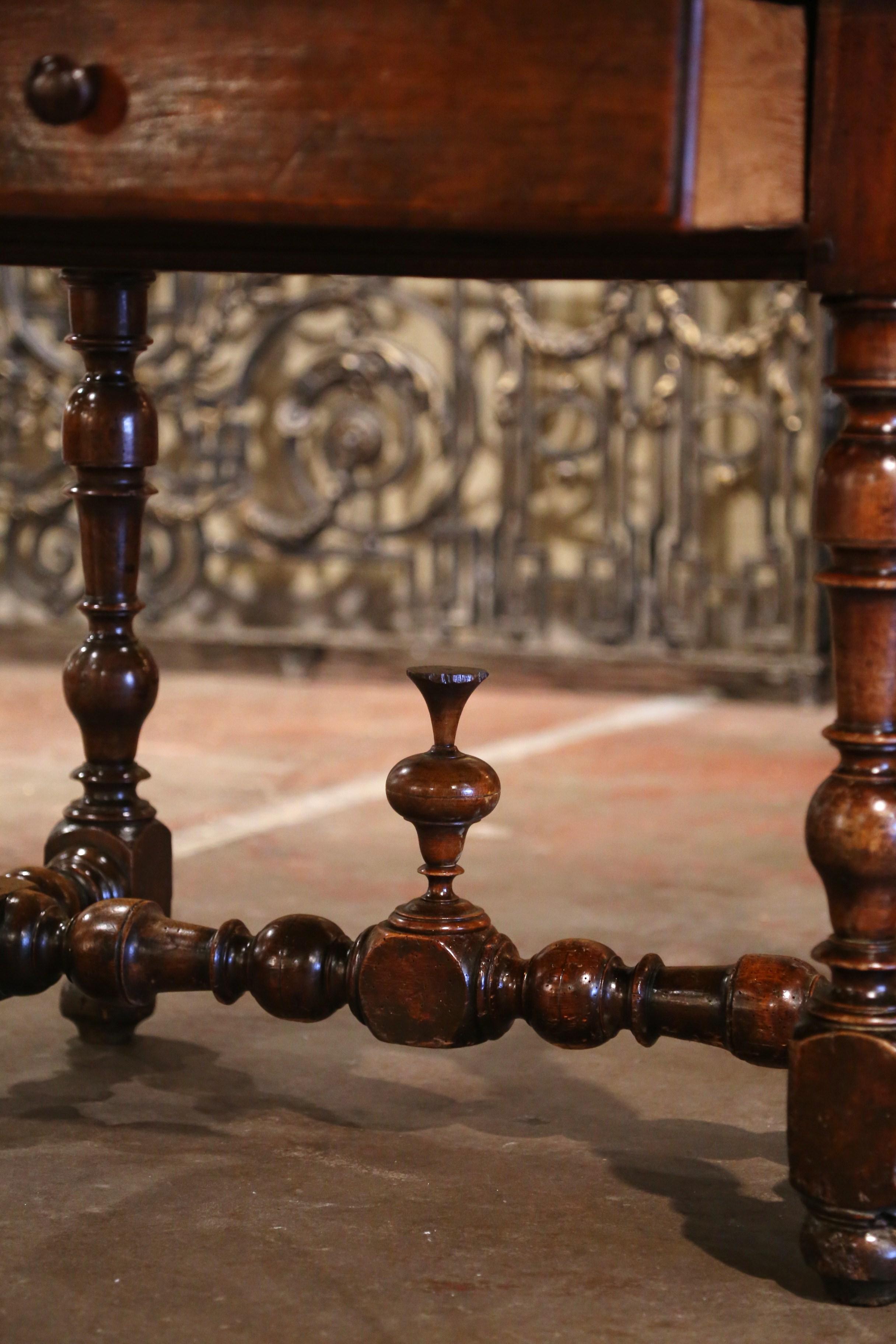 Table d'appoint à tiroir en noyer sculpté Louis XIII du XVIIIe siècle en vente 1