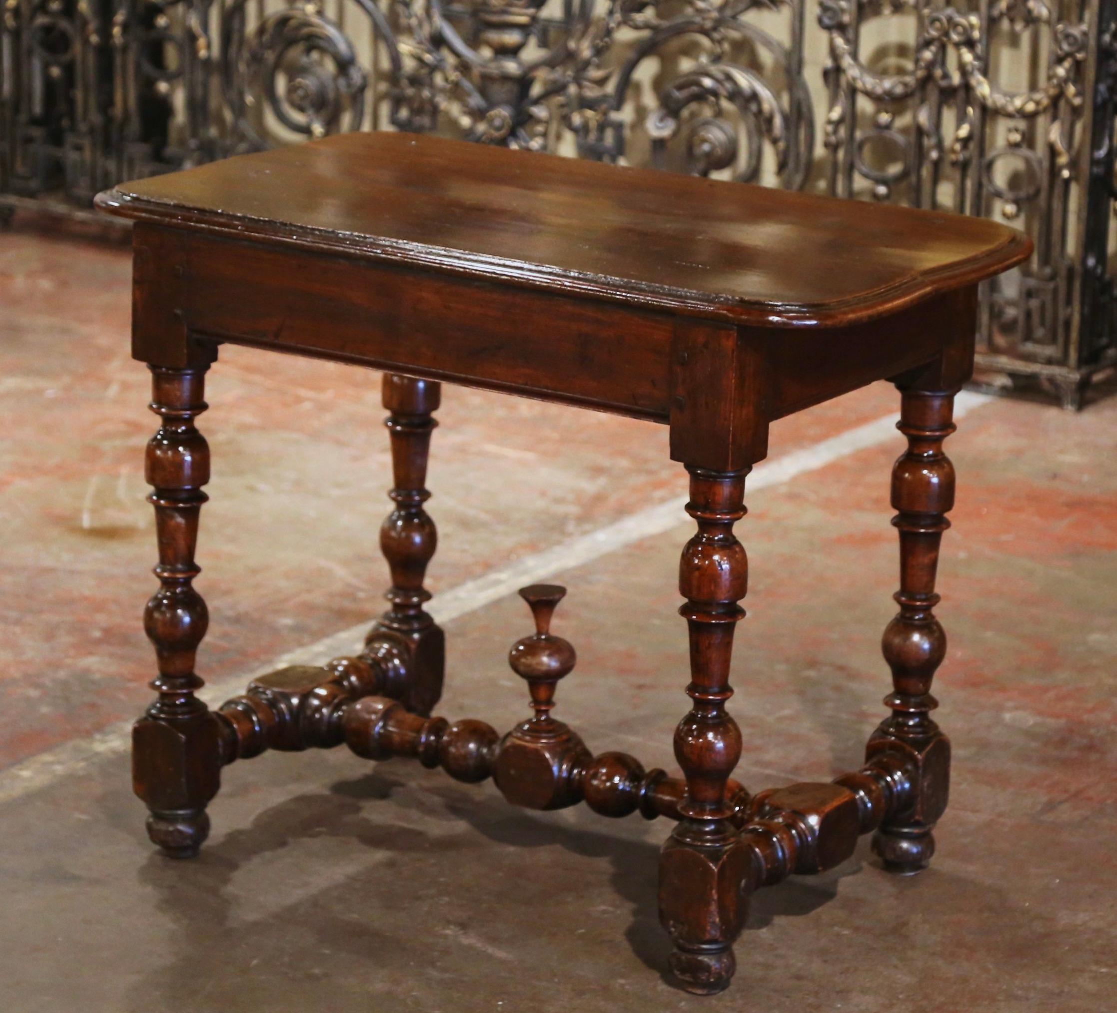 Table d'appoint à tiroir en noyer sculpté Louis XIII du XVIIIe siècle en vente 2
