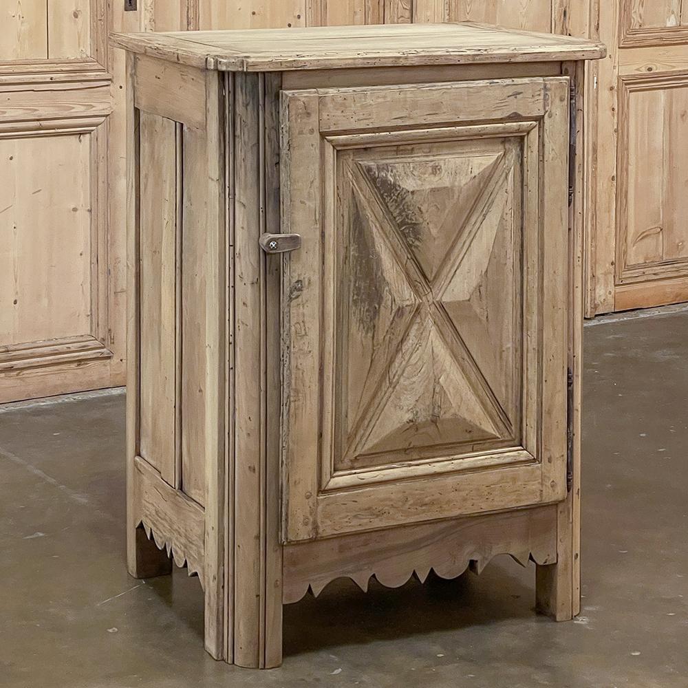 Confiturier ~ Cabinet en bois de fruitier décapé du XVIIIe siècle français Louis XIII a été apprécié par des générations et a été réutilisé plus d'une fois !  Dans sa forme actuelle, il présente une finition décapée grâce à nos professionnels