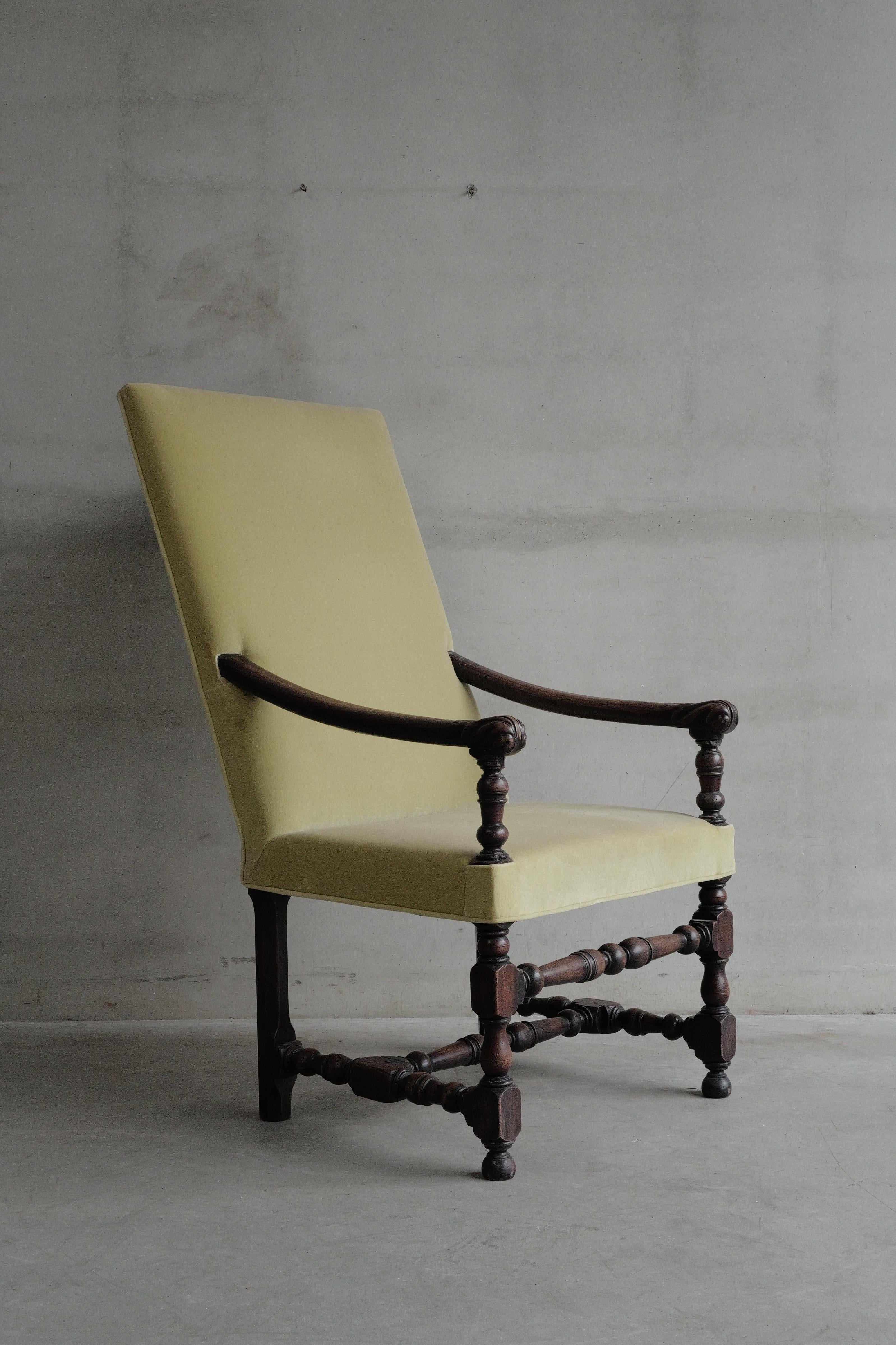 Sillón de estilo Luis XIII del siglo XVIII (1780) con patas de Os de Mouton talladas a mano en madera de nogal y retapizado en tela de terciopelo. 