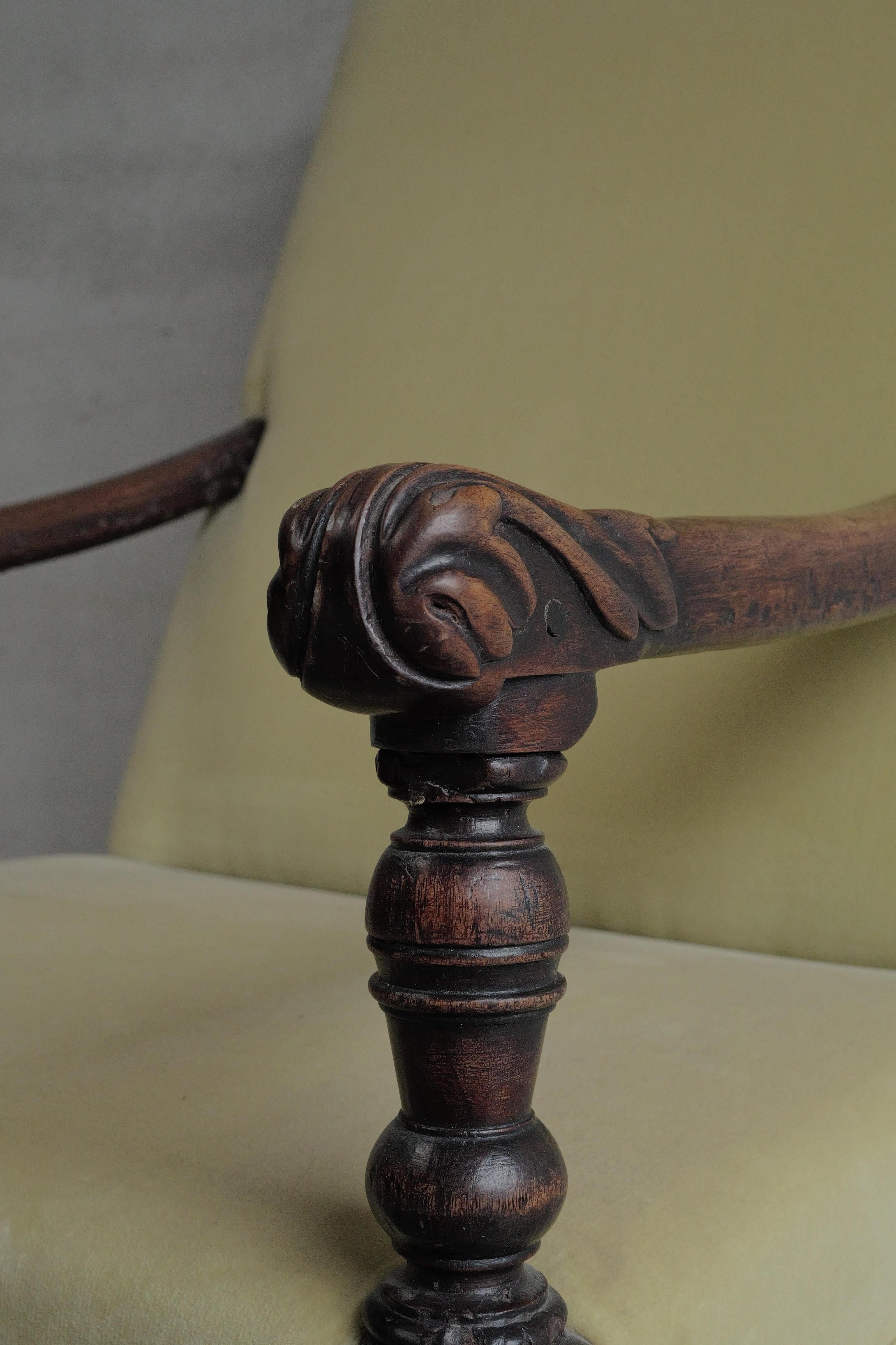 Sillón francés del siglo XVIII estilo Luis XIII Os de Mouton de nogal siglo XVIII y antes en venta