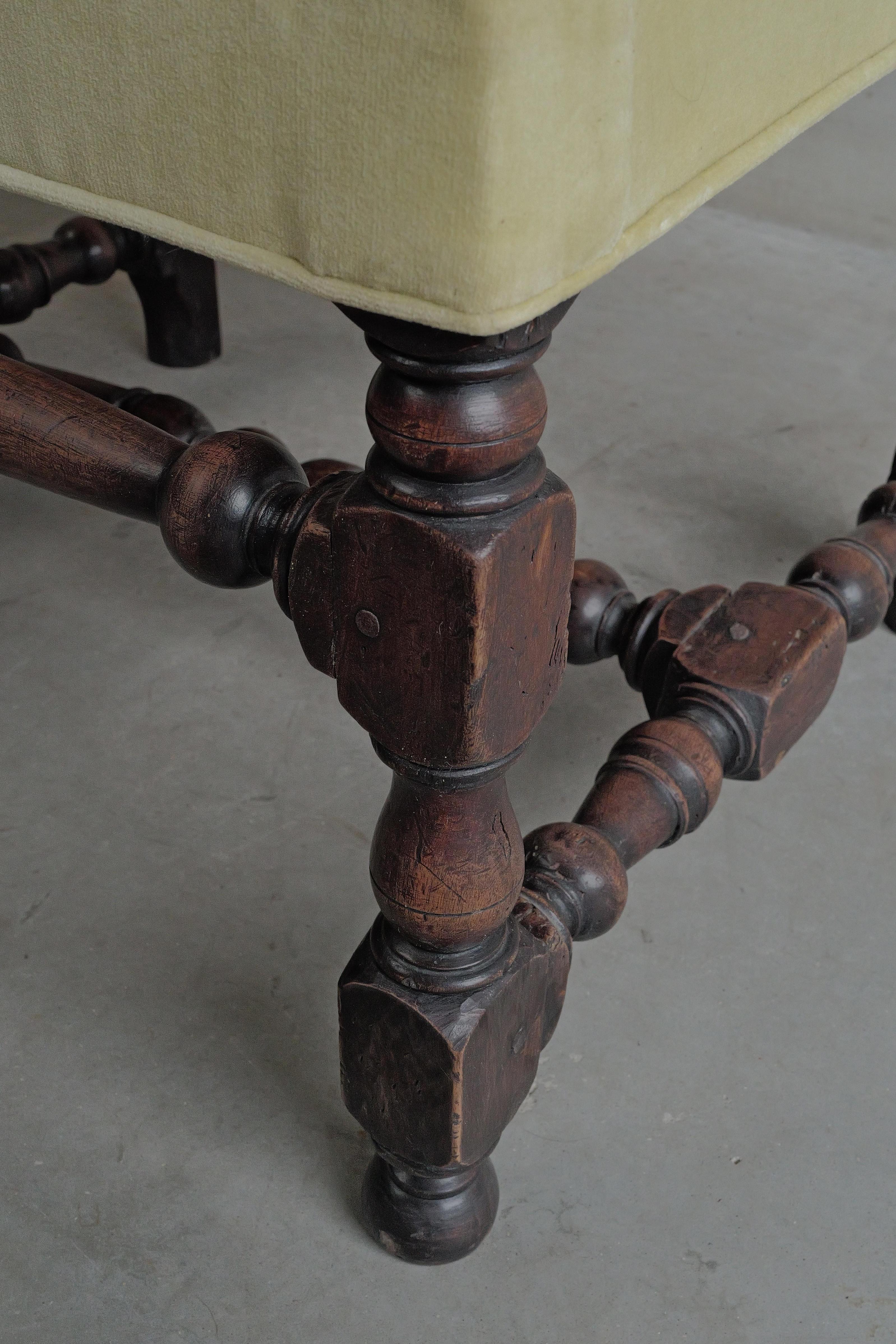Sillón francés del siglo XVIII estilo Luis XIII Os de Mouton de nogal Terciopelo en venta