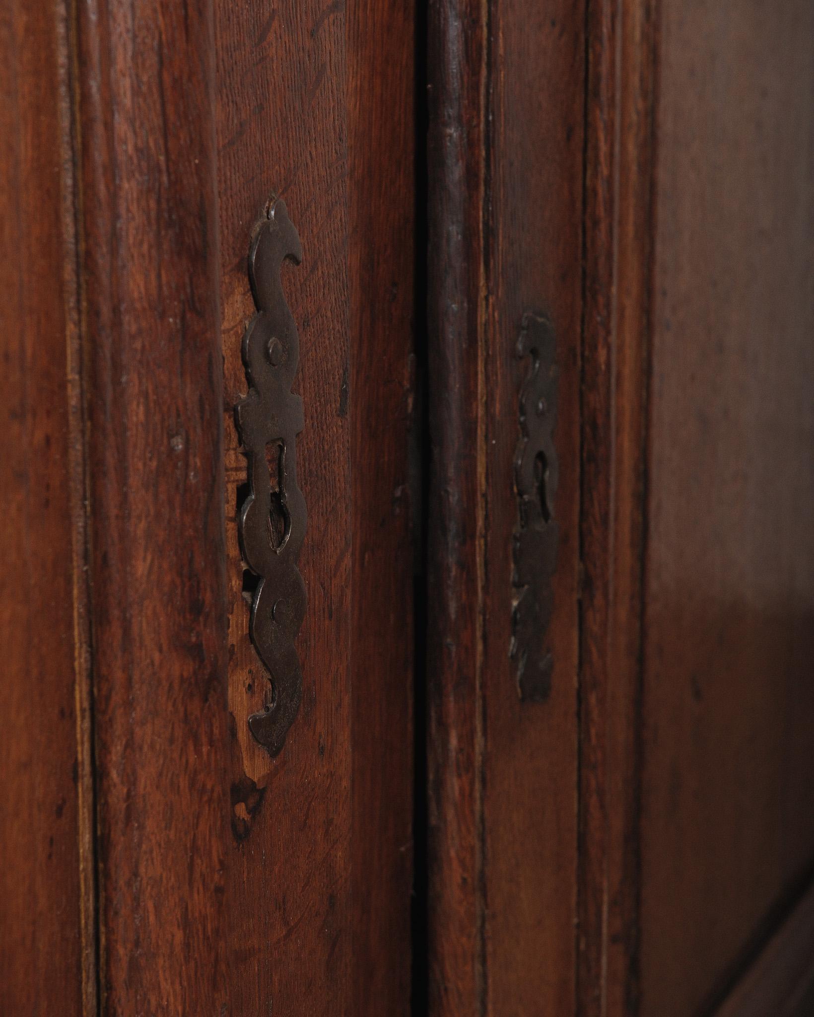 18th Century French Louis XIII Style Provincial Oak Buffet For Sale 4