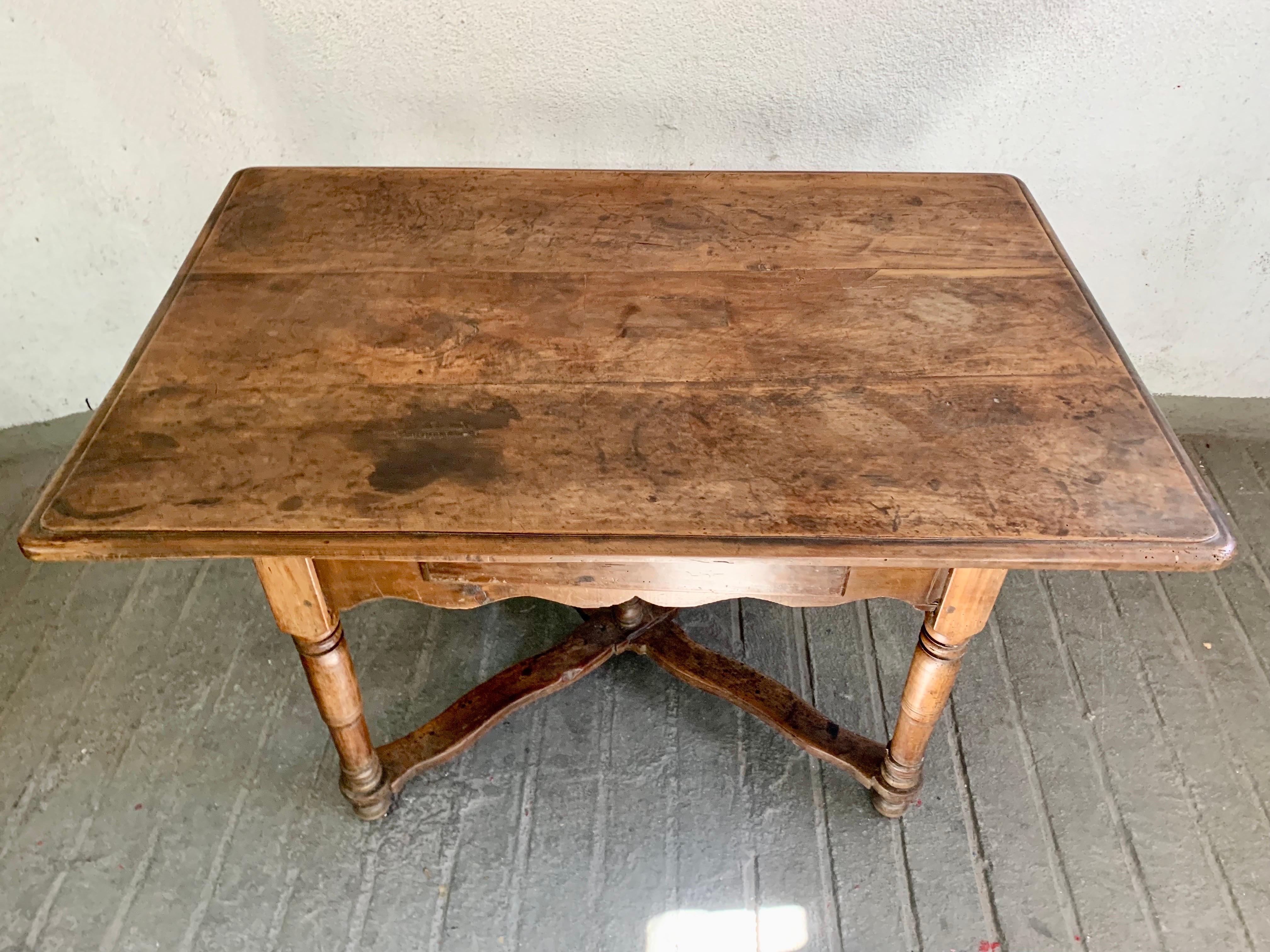 French walnut table in Louis XIII style, late 18th century, walnut with a single drawer from the 18th century. The legs are characteristically turned and the base is in the shape of an x-shaped cross, the lid can be removed and they have a single