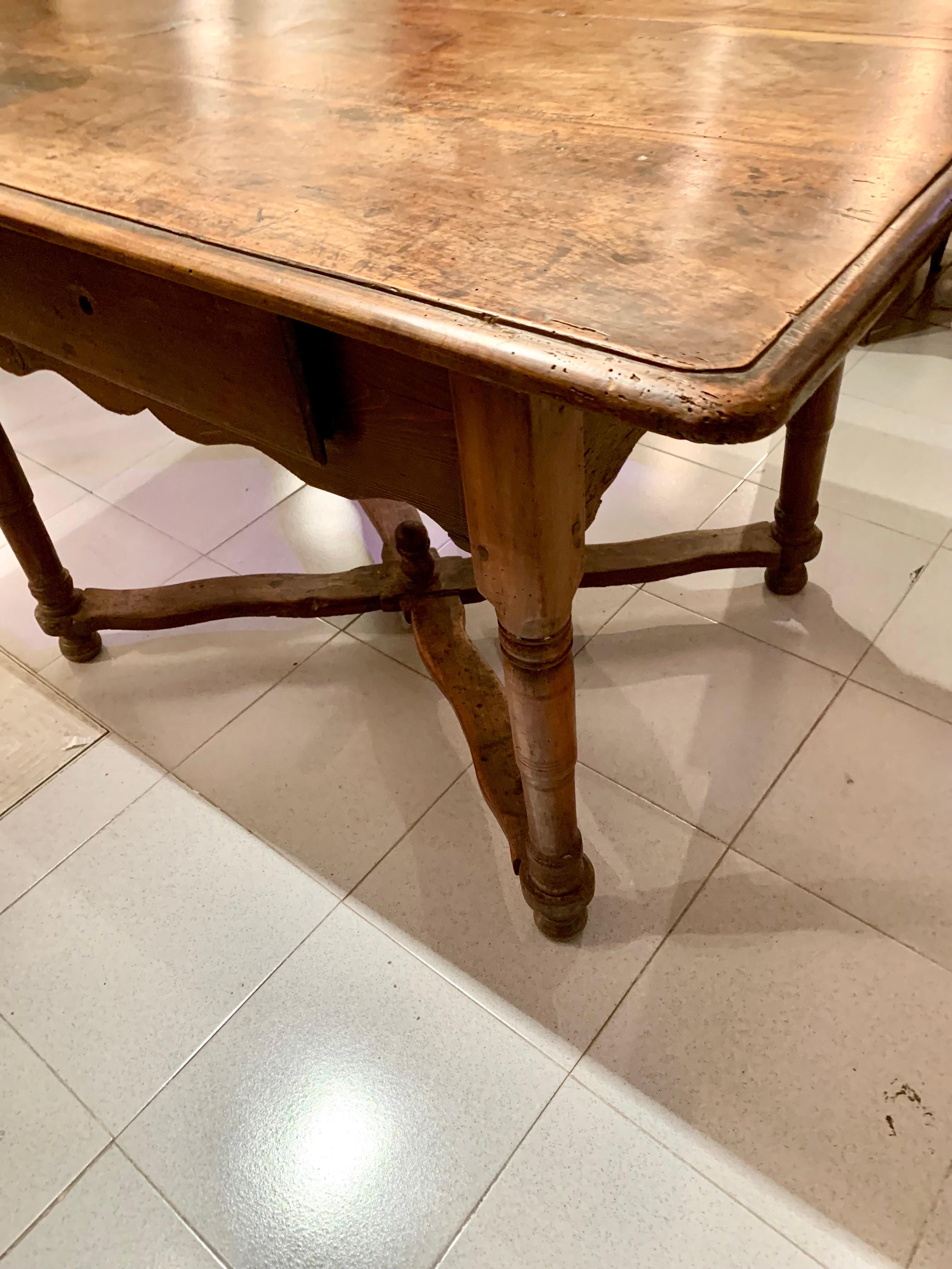 18th Century French Louis XIII Style Walnut Table In Good Condition For Sale In Madrid, ES