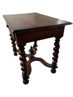 Tavolino francese Luigi XIII del XVIII secolo in noce e castagno