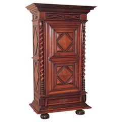 18. Jahrhundert Französisch Louis XIII Nussbaum Bonnetière Armoire aus Périgord