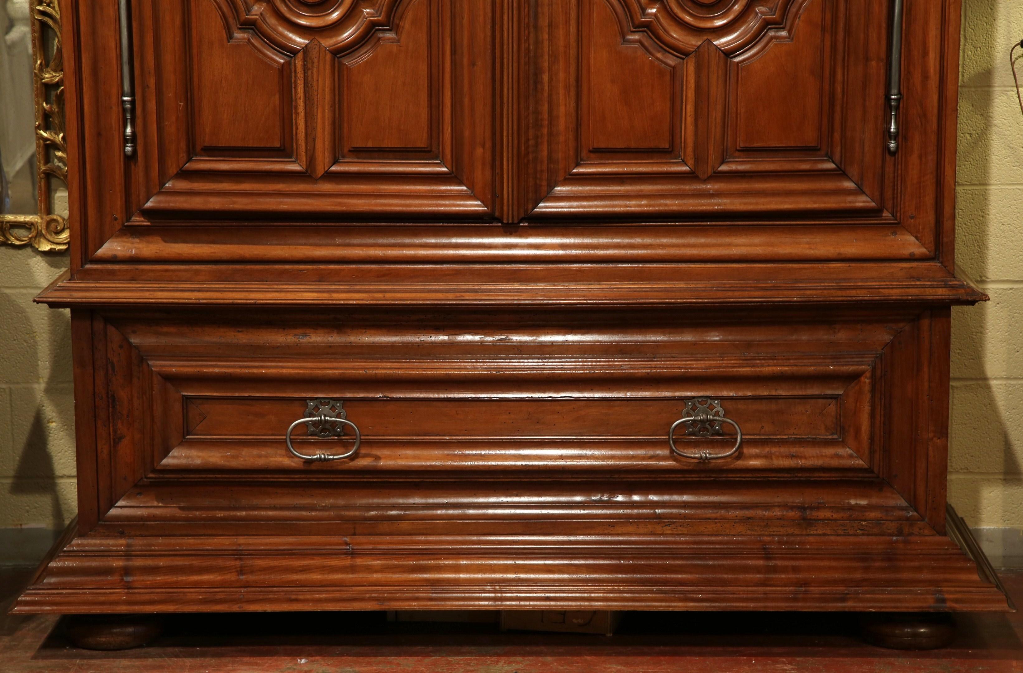 Français Armoire à deux portes Louis XIII du XVIIIe siècle en noyer de la vallée de la Loire, France en vente