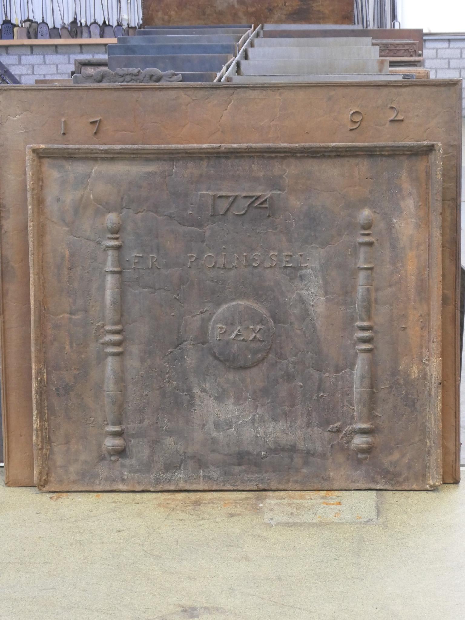 Parafuoco francese del XVIII secolo di epoca Luigi XIV con allegoria della pace e due colonne d'Ercole. I pilastri rappresentano la forza e l'ignoto. Si riferiscono alla clava di Ercole. La data di produzione, 1774, è anche incisa sul retro del
