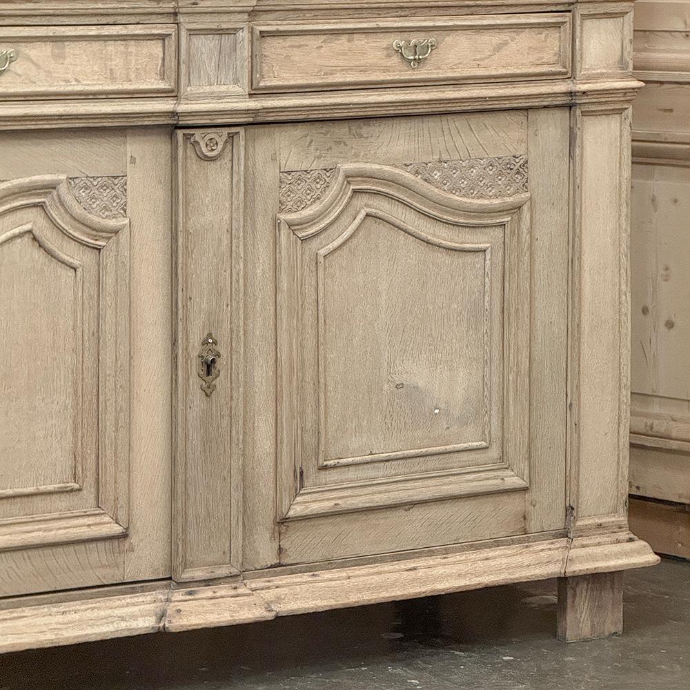 Gabinetto francese Luigi XIV del XVIII secolo ~ Armoire in Oak scortecciato in vendita 5