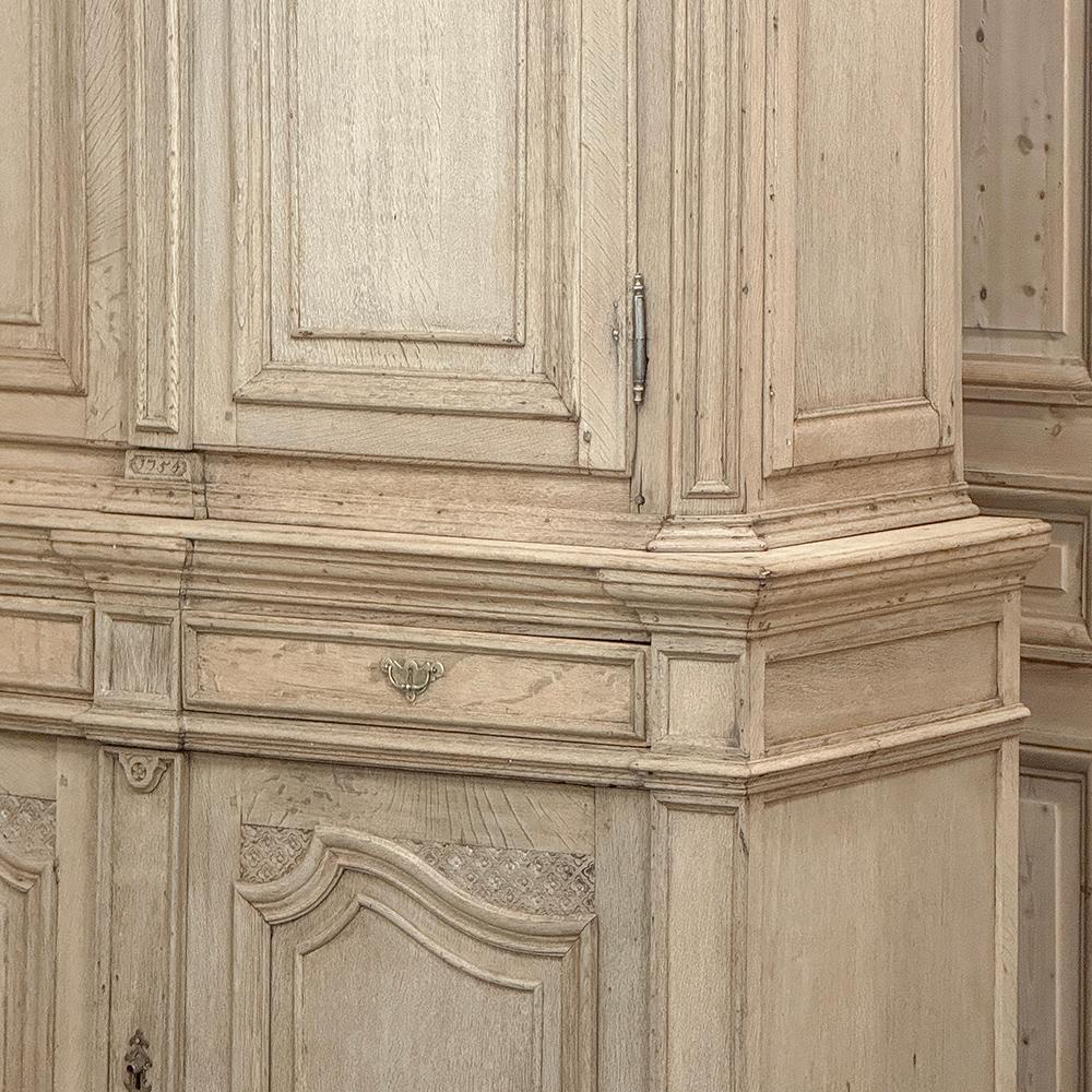 Gabinetto francese Luigi XIV del XVIII secolo ~ Armoire in Oak scortecciato in vendita 7