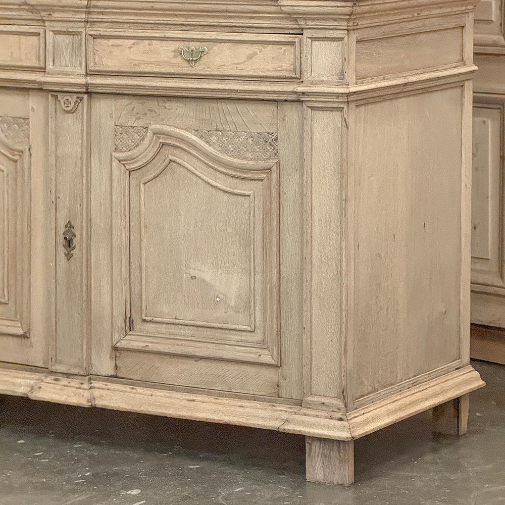 Gabinetto francese Luigi XIV del XVIII secolo ~ Armoire in Oak scortecciato in vendita 8