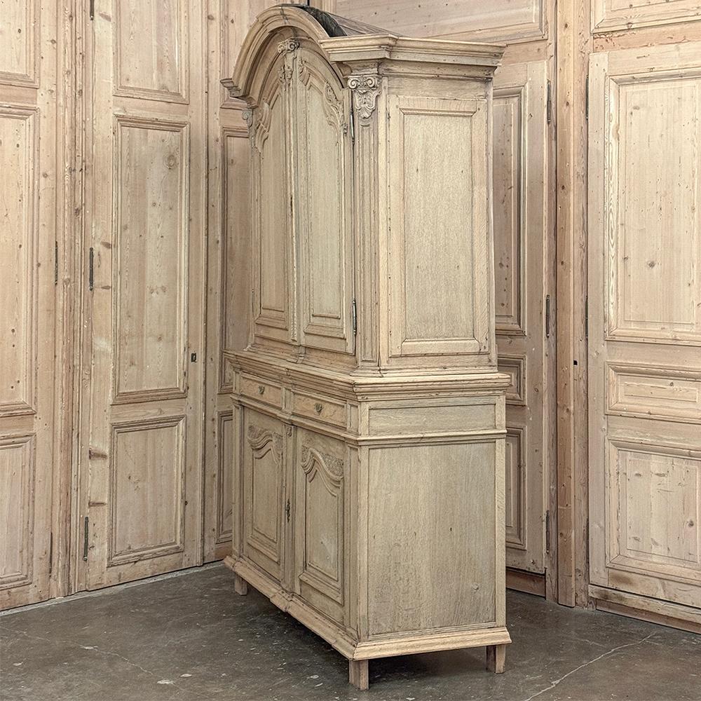 Gabinetto francese Luigi XIV del XVIII secolo ~ Armoire in Oak scortecciato in vendita 9