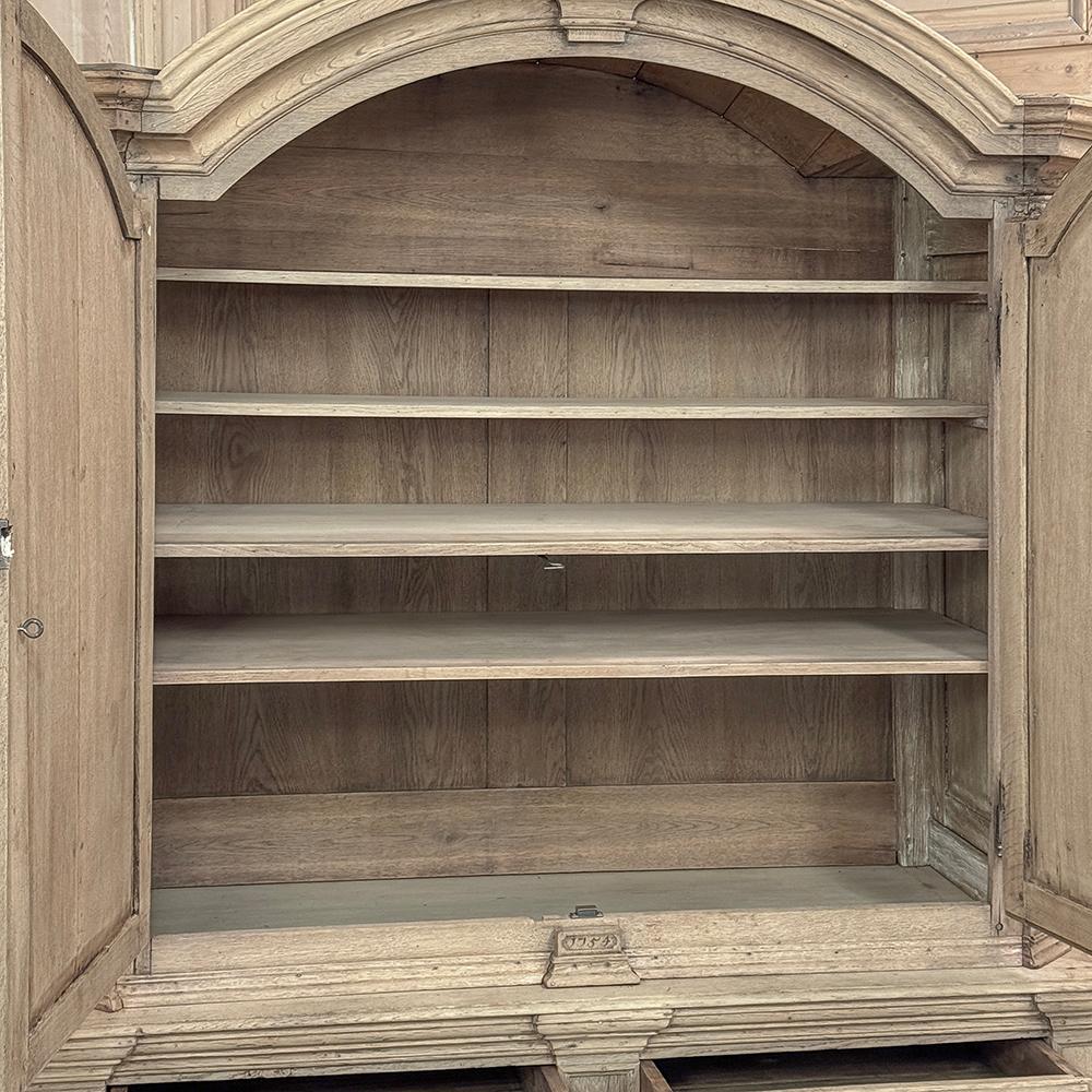 Gabinetto francese Luigi XIV del XVIII secolo ~ Armoire in Oak scortecciato in vendita 11