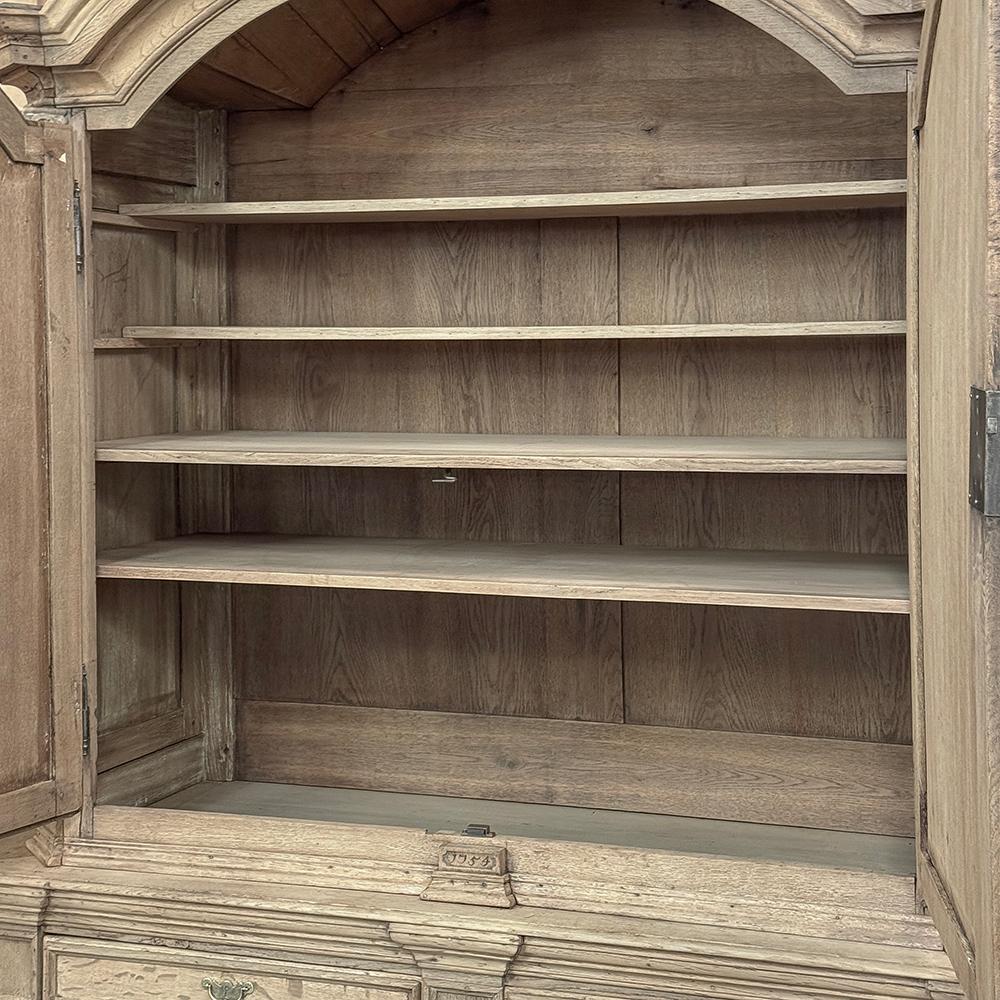 Gabinetto francese Luigi XIV del XVIII secolo ~ Armoire in Oak scortecciato in vendita 12