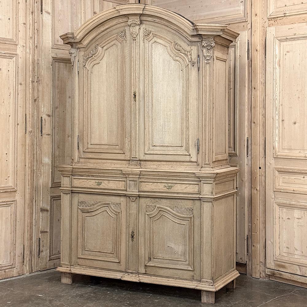 Il Cabinet francese Luigi XIV del XVIII secolo ~ Armoire in Oak scortecciato è una maestosa testimonianza degli incredibili artigiani francesi, che hanno unito architettura, stile e fascino senza tempo in un unico pezzo di grande effetto. 