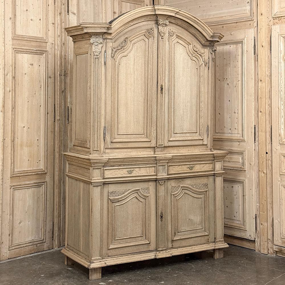 Francese Gabinetto francese Luigi XIV del XVIII secolo ~ Armoire in Oak scortecciato in vendita