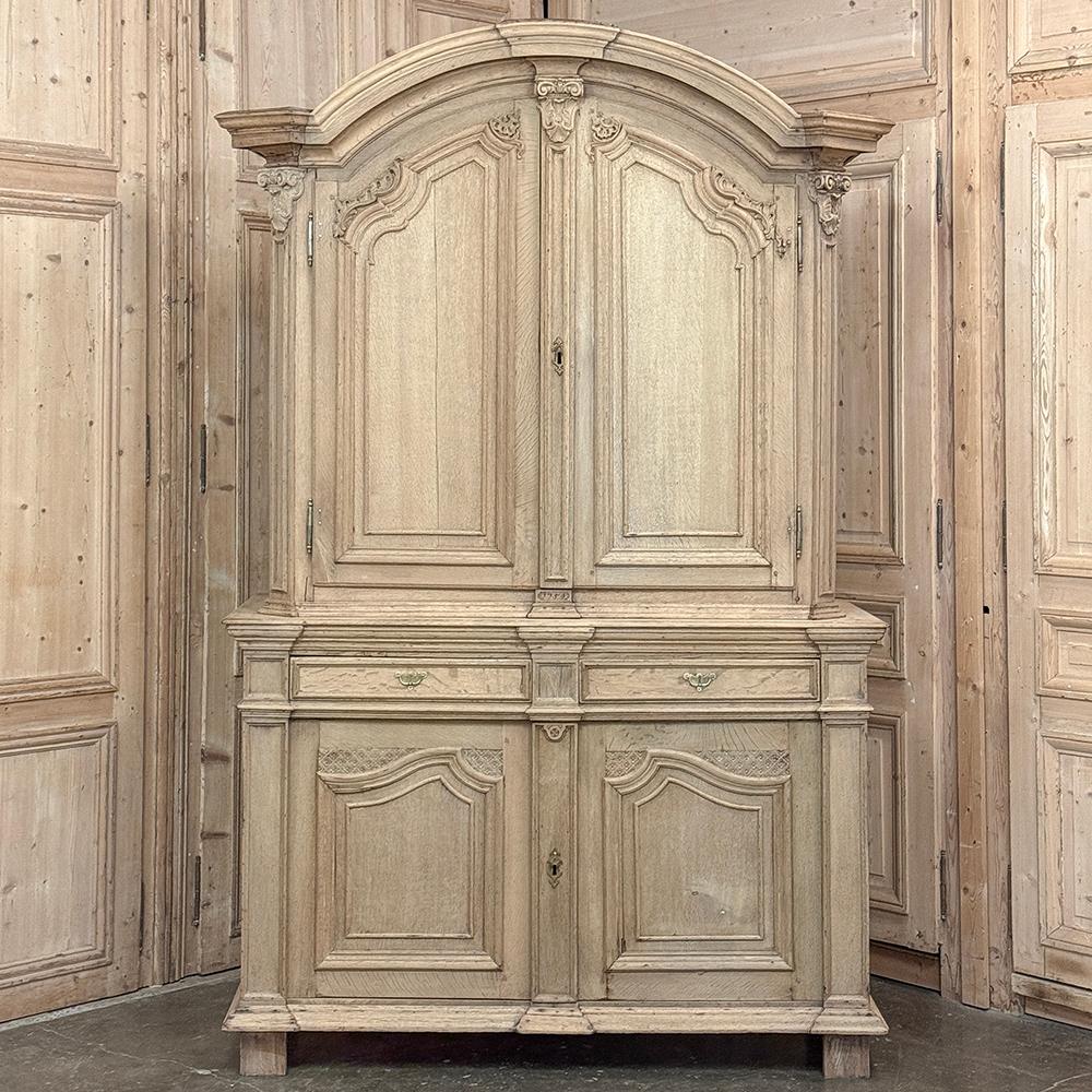 Intagliato a mano Gabinetto francese Luigi XIV del XVIII secolo ~ Armoire in Oak scortecciato in vendita