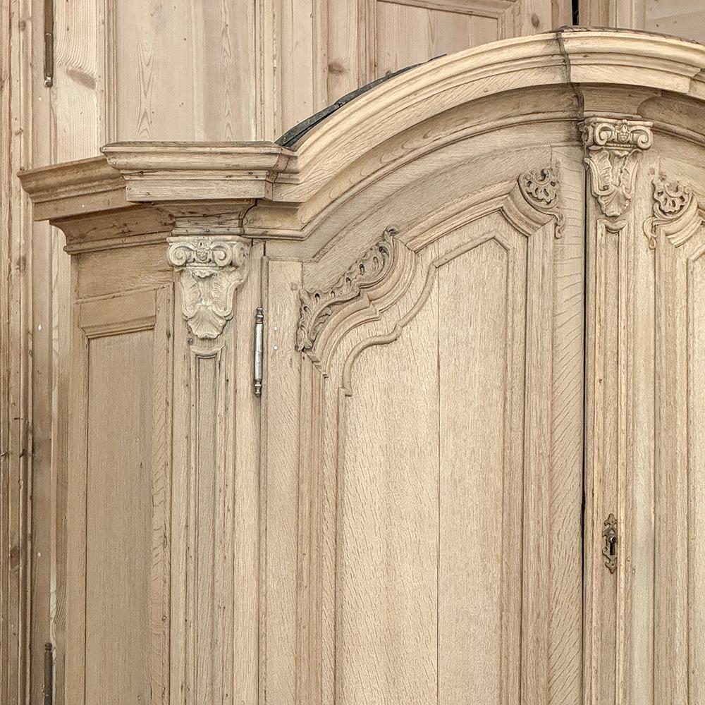Ottone Gabinetto francese Luigi XIV del XVIII secolo ~ Armoire in Oak scortecciato in vendita