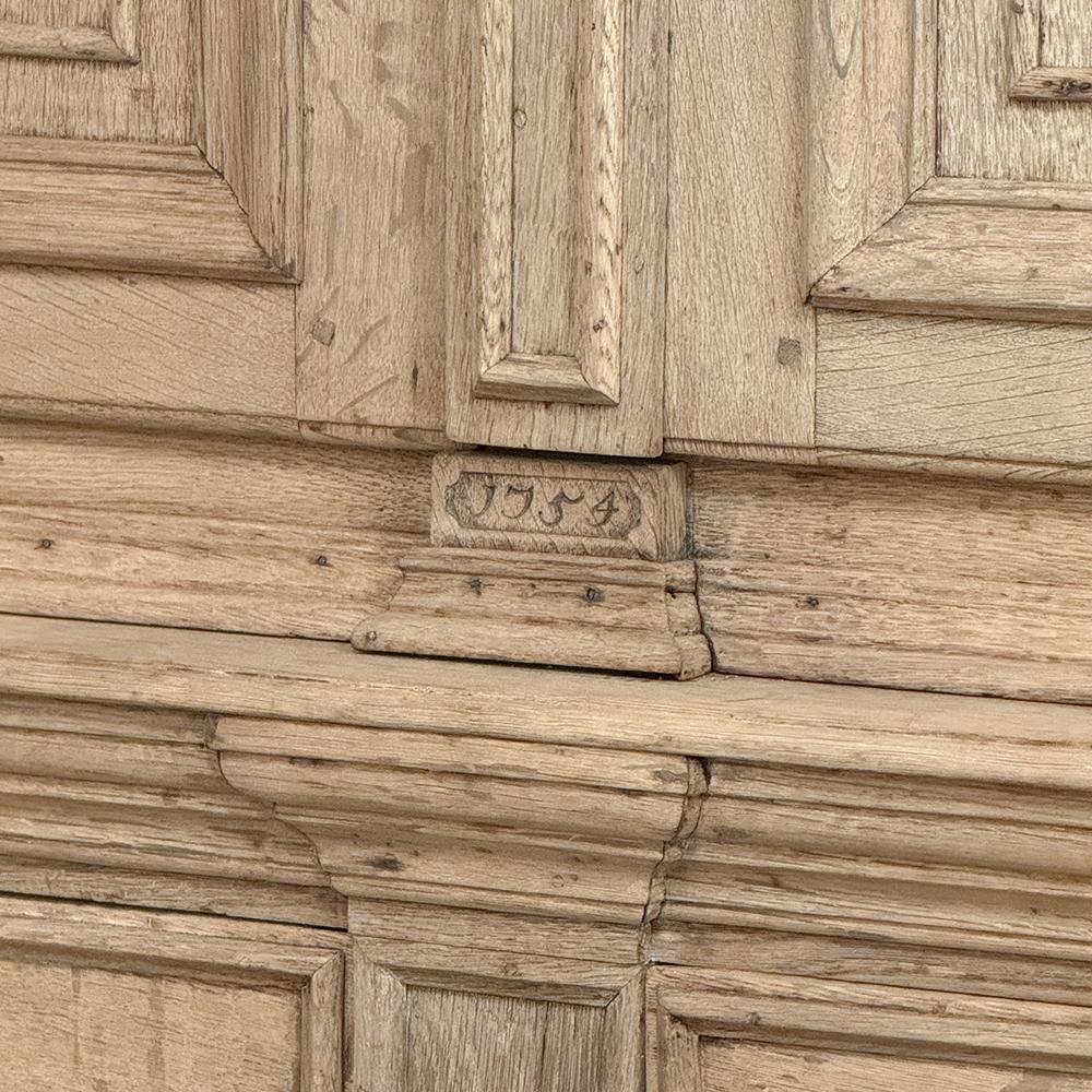 Gabinetto francese Luigi XIV del XVIII secolo ~ Armoire in Oak scortecciato In condizioni buone in vendita a Dallas, TX