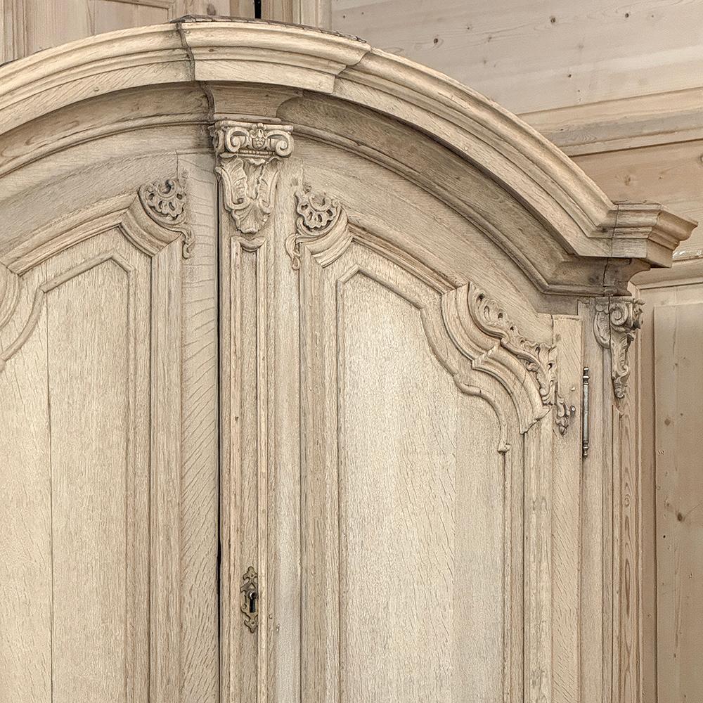 Gabinetto francese Luigi XIV del XVIII secolo ~ Armoire in Oak scortecciato in vendita 1