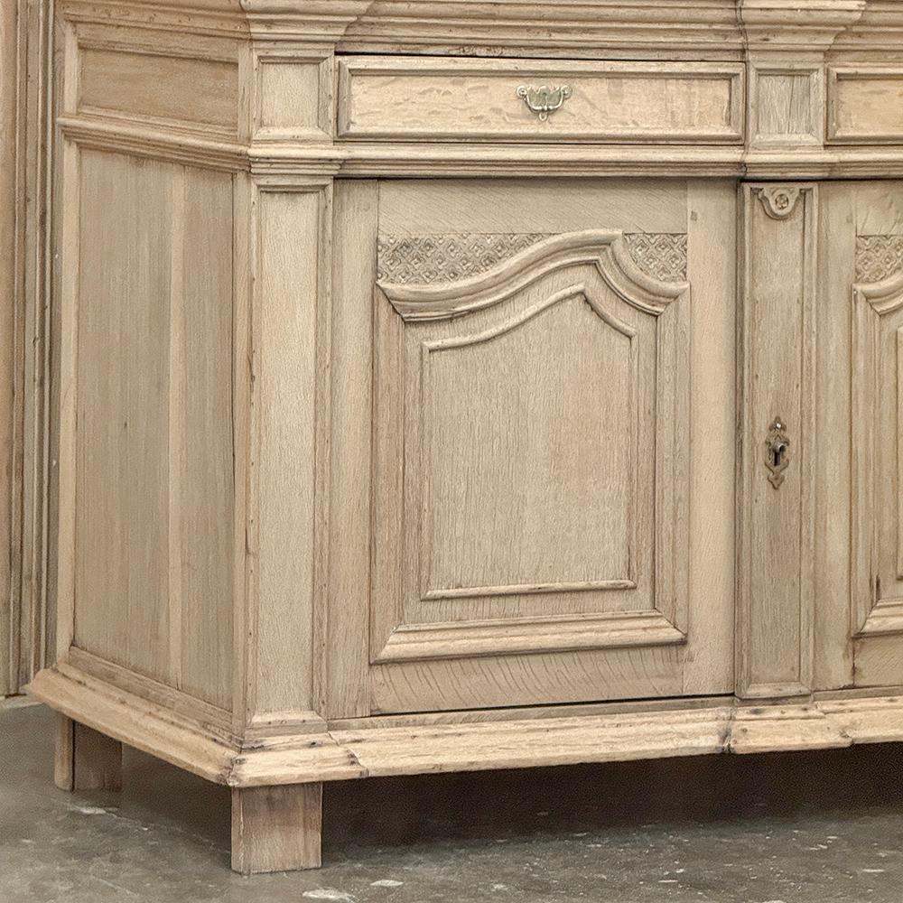 Gabinetto francese Luigi XIV del XVIII secolo ~ Armoire in Oak scortecciato in vendita 3
