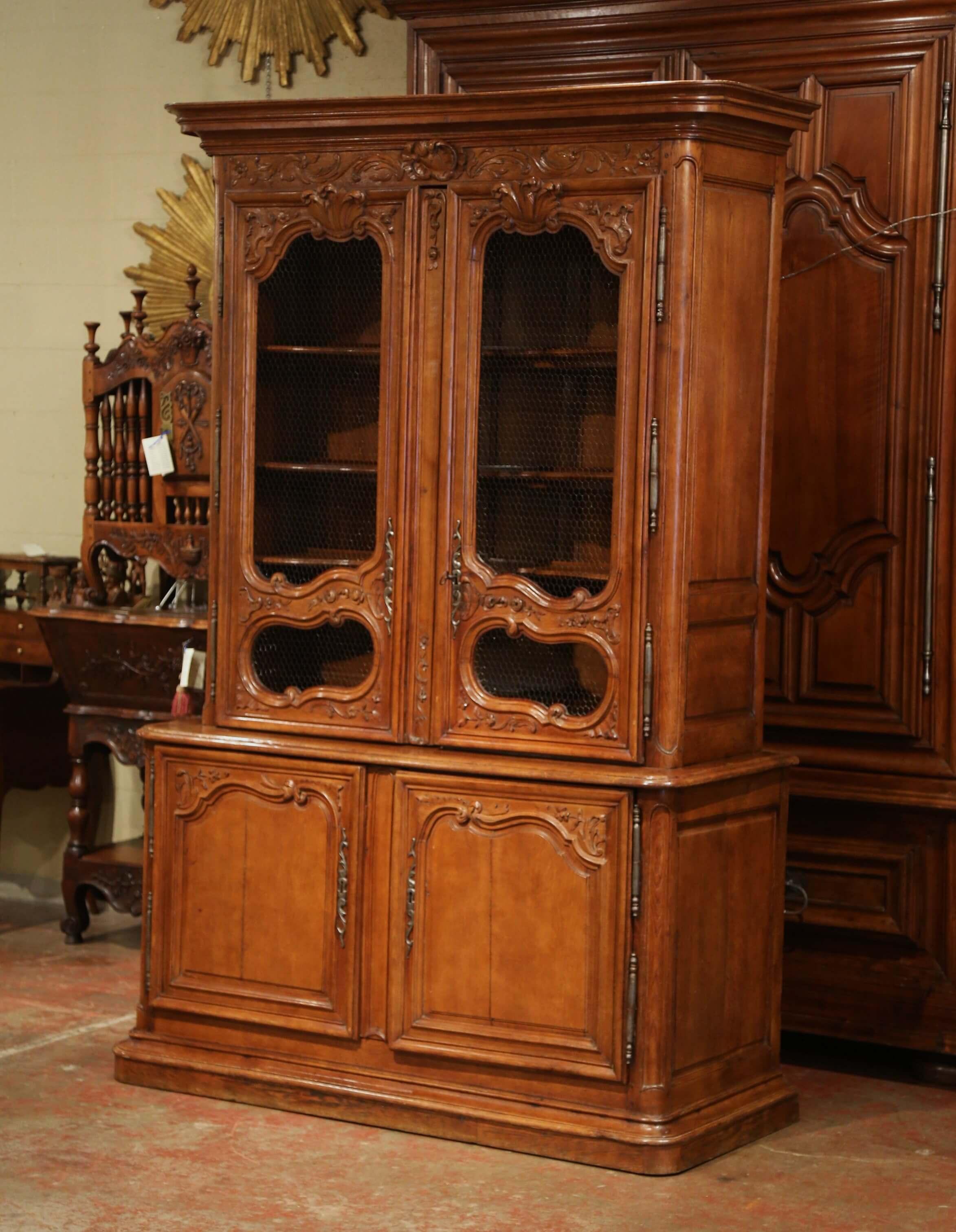 Fil di ferro Buffet in quercia intagliata Luigi XIV del XVIII secolo, francese, Deux Corps dalla Normandia in vendita