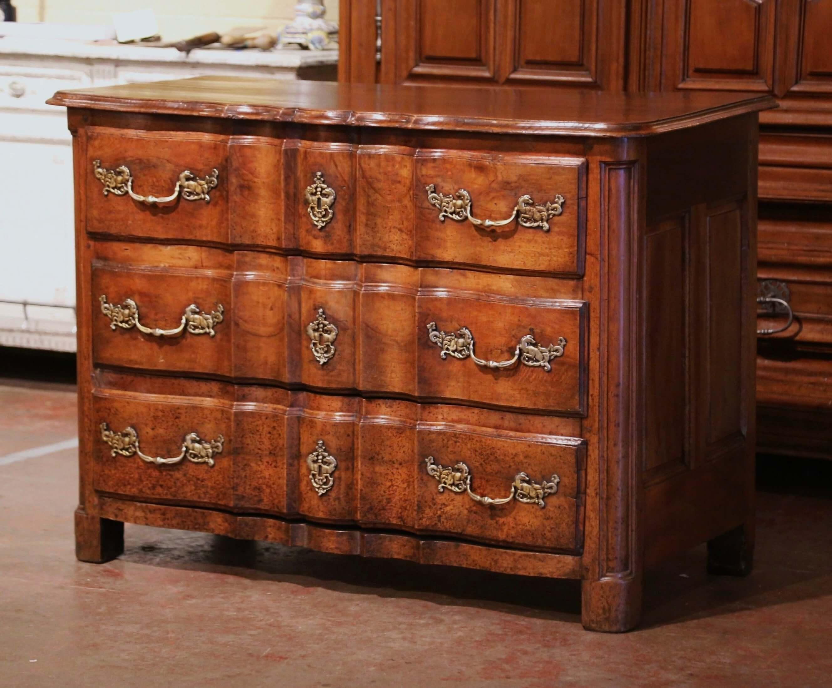 18th Century French Louis XIV Carved Walnut Serpentine Three-Drawer Commode In Excellent Condition In Dallas, TX