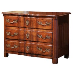 Commode serpentine Louis XIV du XVIIIe siècle en noyer sculpté à trois tiroirs