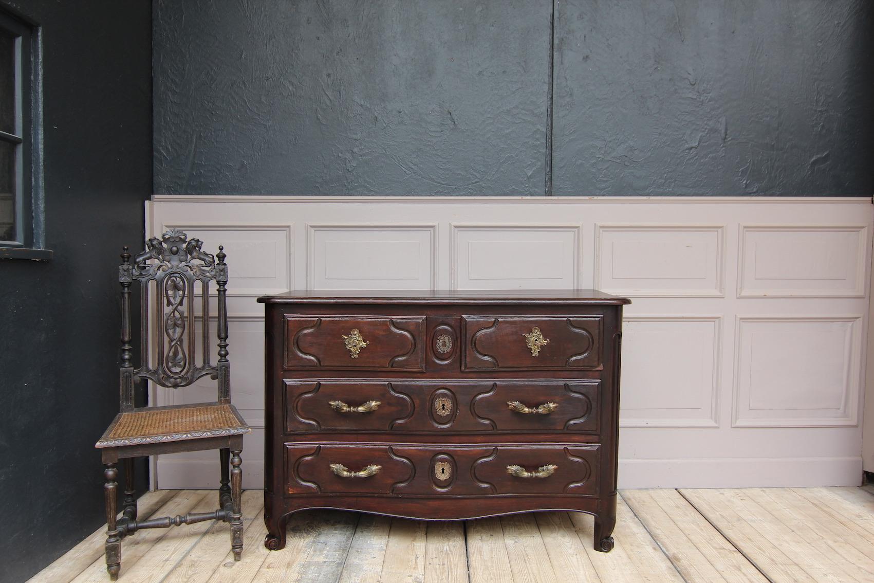 A mid-18th century French Louis XIV chest of drawers from Paris. Stamped “JME H. Hansen” for Hubert Hansen (master from 1747, died 1756).
Slightly trapezoidal, double-curved body with volute feet on the front and protruding profiled cover plate.