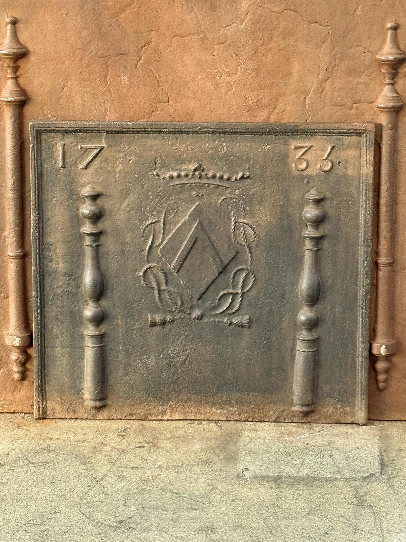 Schöner französischer Louis XIV-Kamin aus dem 18. Jahrhundert mit einem unbekannten Wappen. Das Herstellungsdatum 1735 ist ebenfalls in den Feuerboden eingegossen. Die beiden Säulen stehen für die Keule des Herkules. Sie symbolisieren Stärke und das